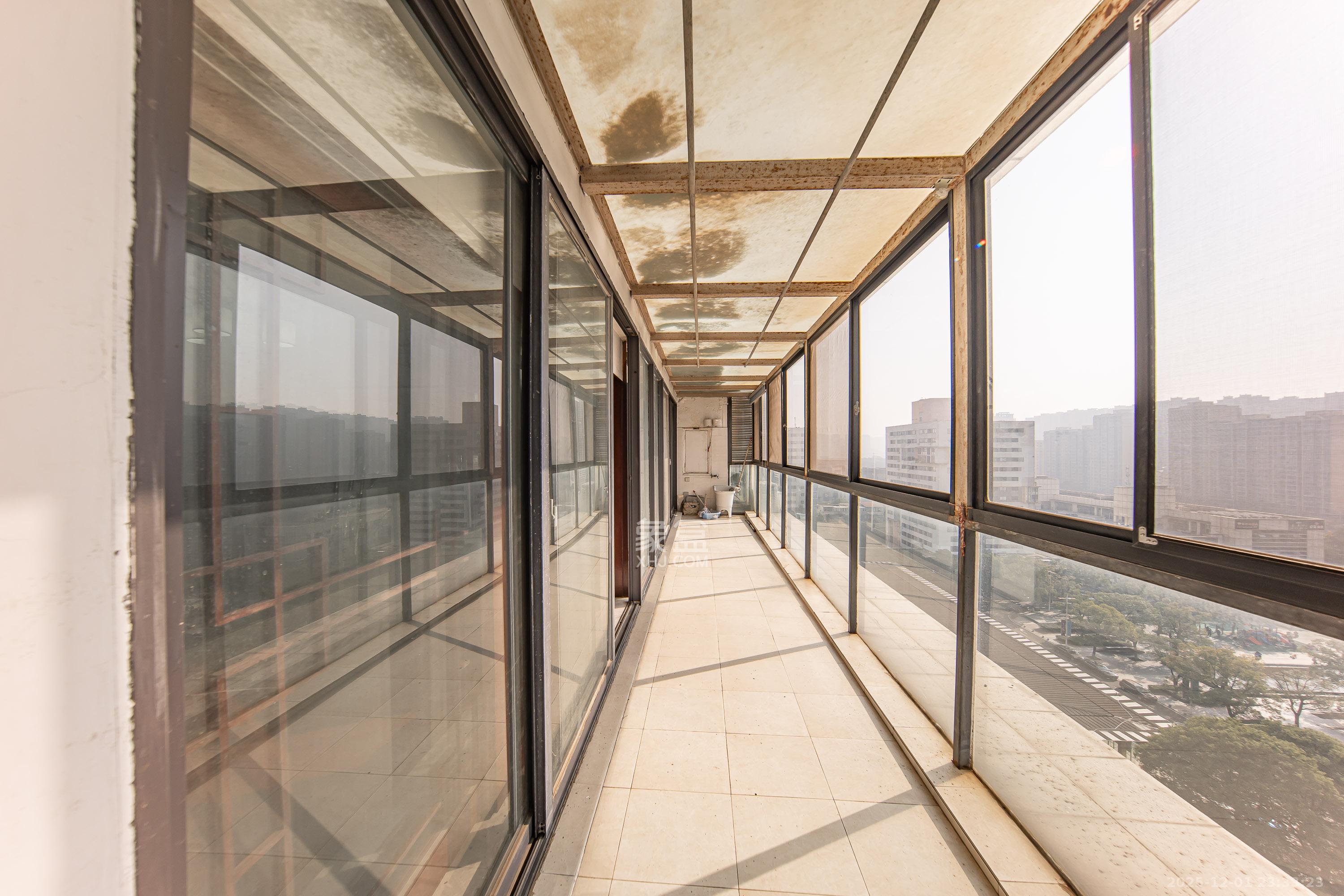 阳光100一期、四五期  6室2厅2卫    190.0万阳台