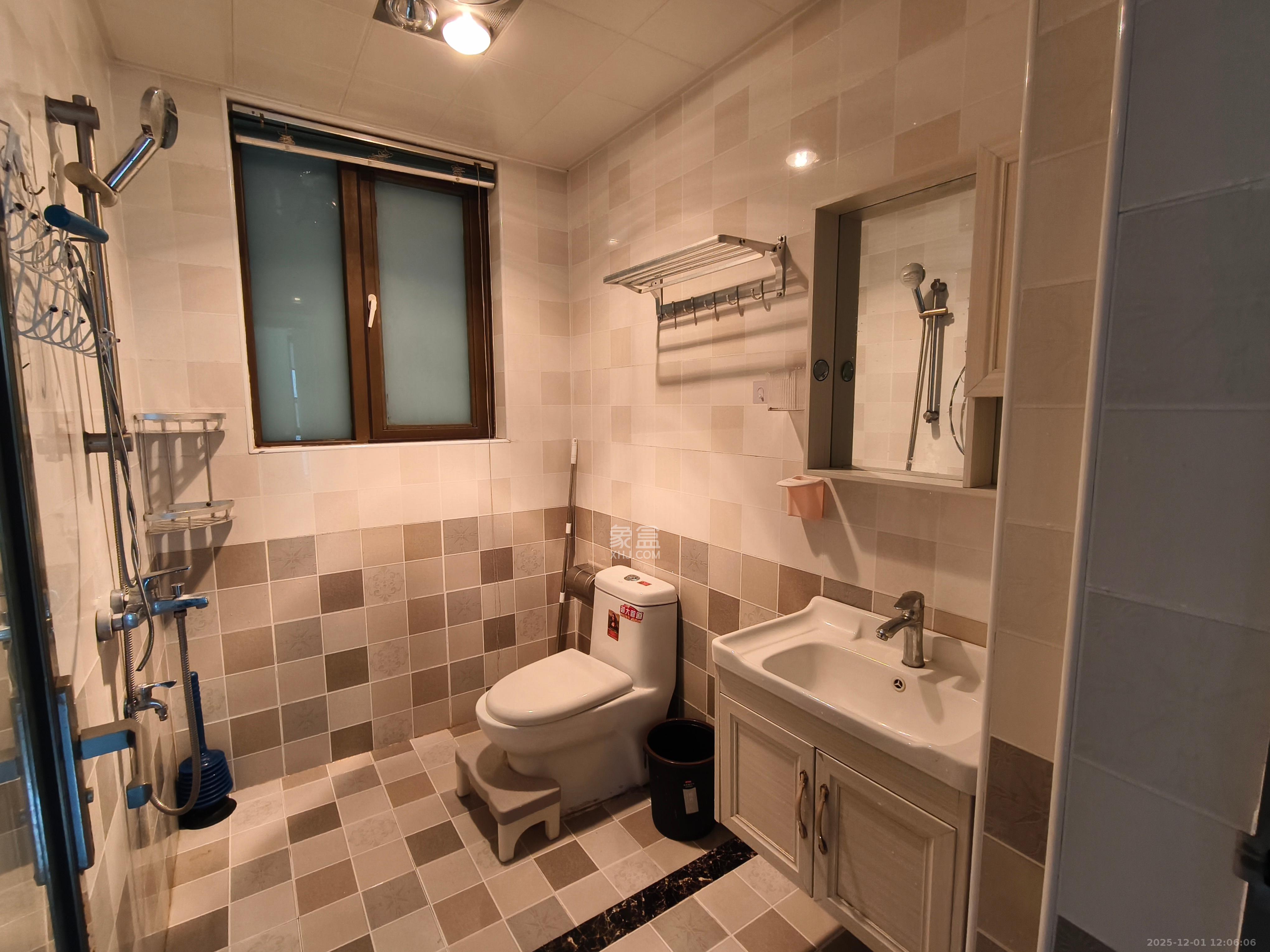 第六都（陆都小区）  3室1厅1卫    3400.0元/月室内图