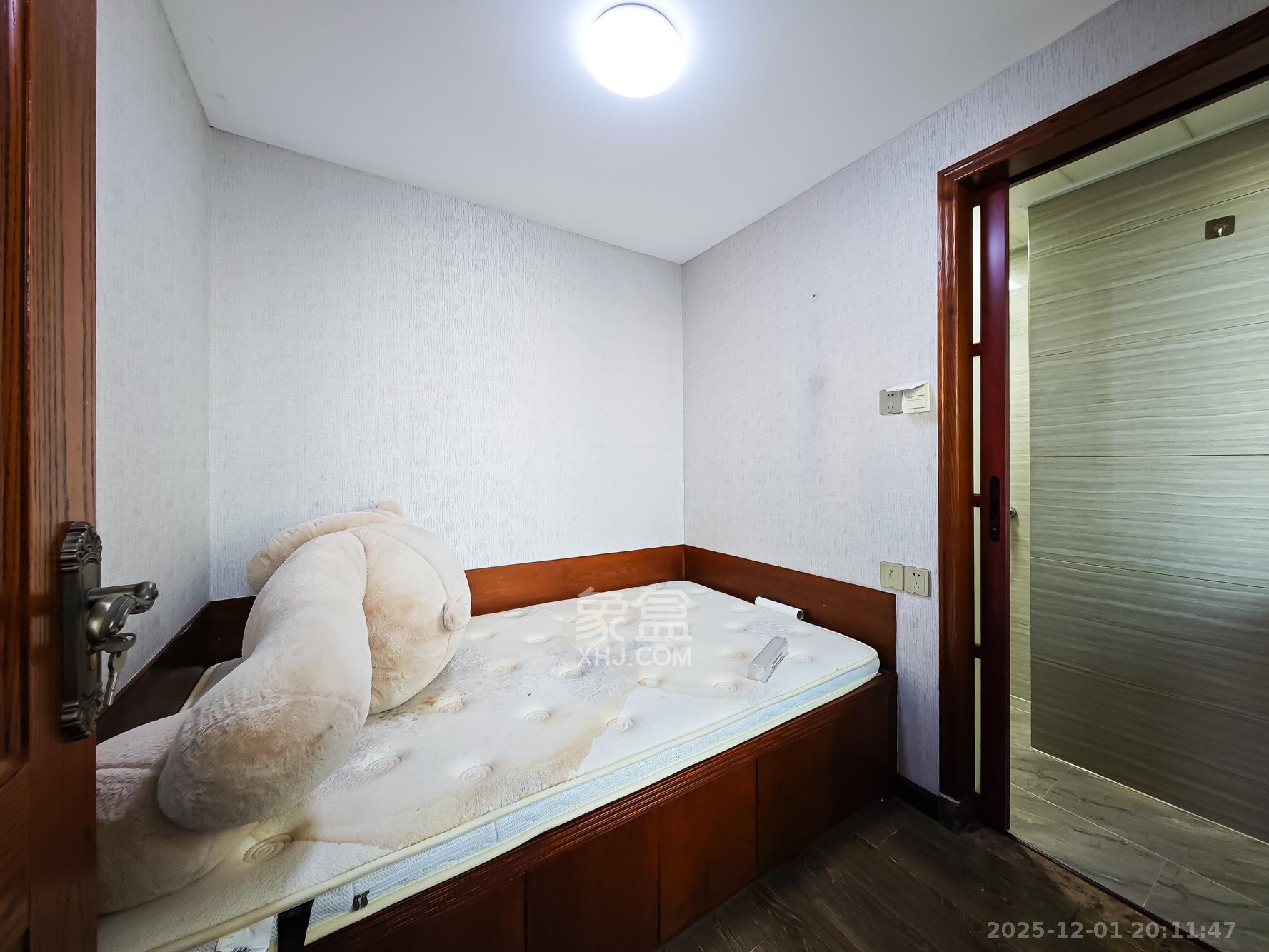 楚天逸品 5室2厅4卫 328.0万 楚天逸品 5室2厅4卫 328.0万卧室