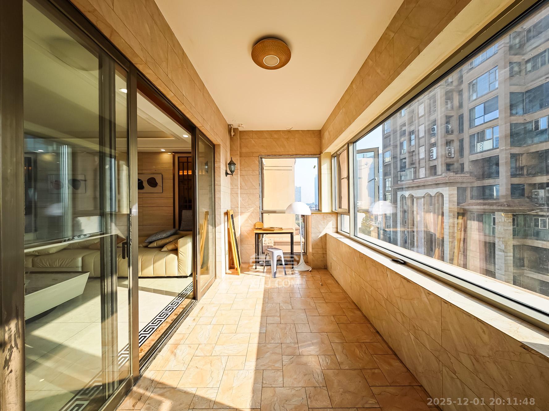 楚天逸品 5室2厅4卫 328.0万 楚天逸品 5室2厅4卫 328.0万阳台