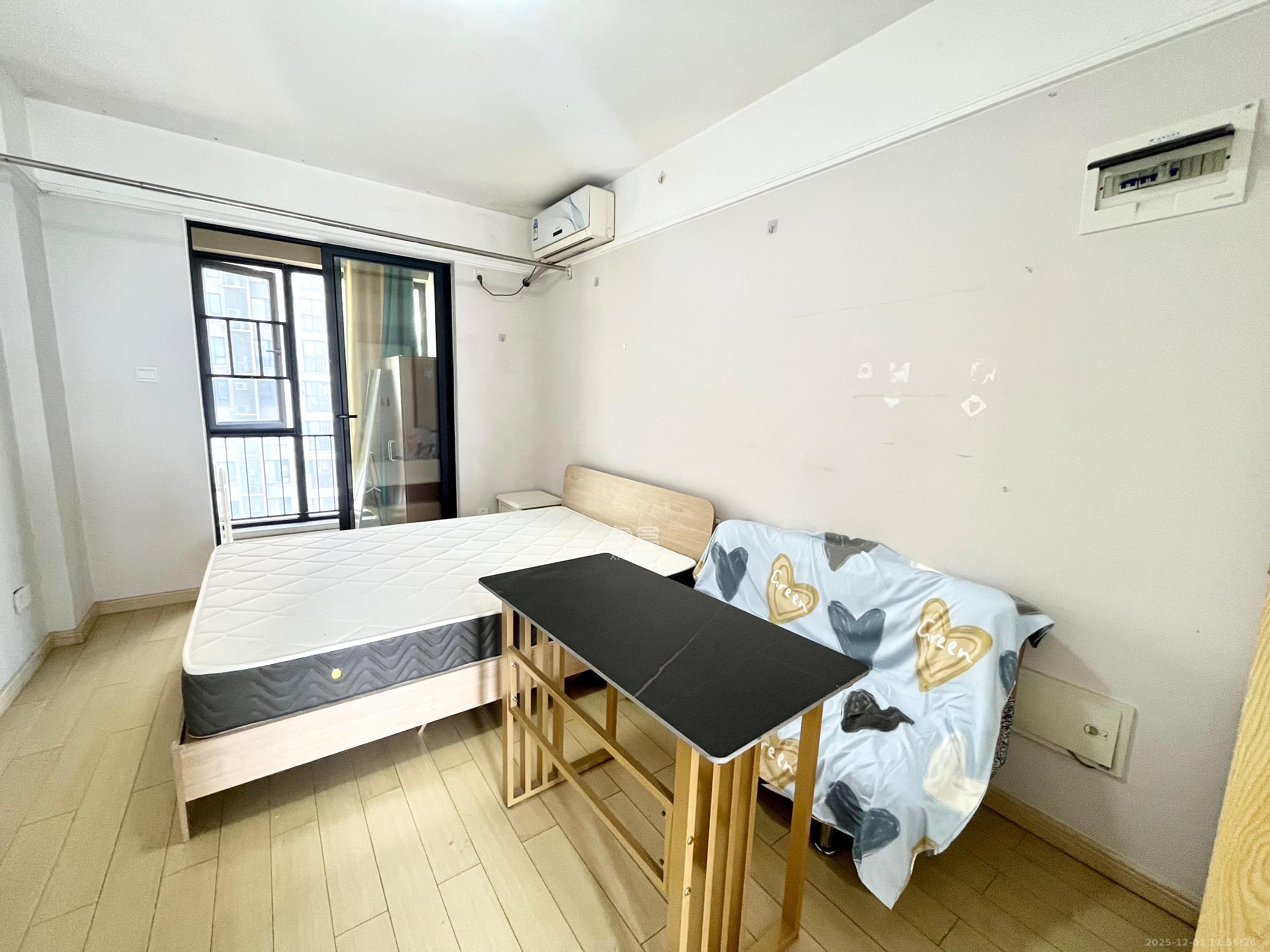 万科城  1室1厅1卫    1300.0元/月