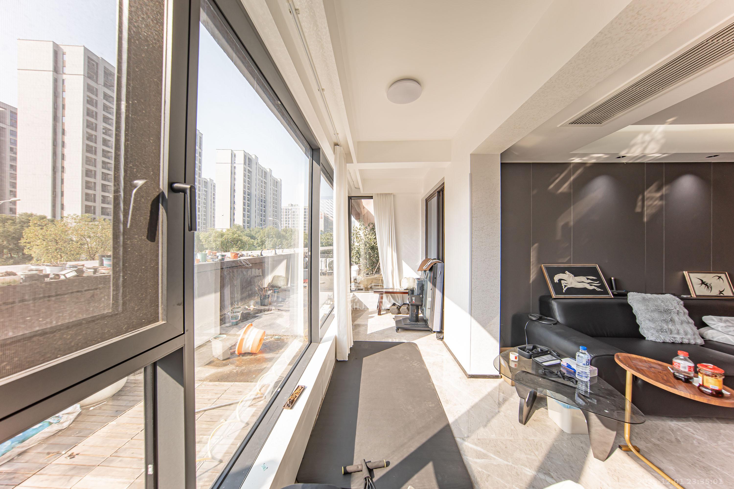 旭辉国宸府  3室2厅2卫    145.6万阳台