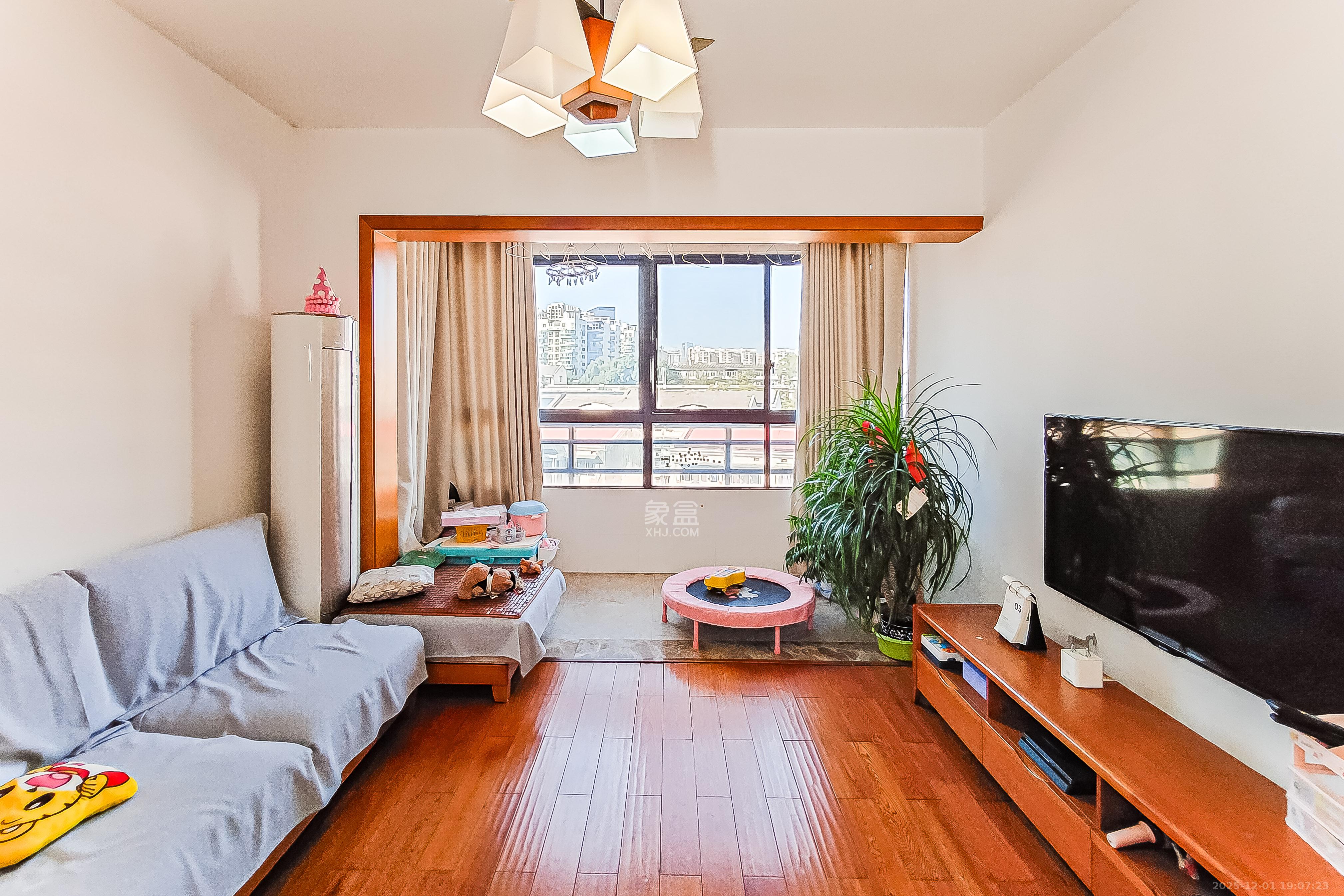 兴威帕克水岸  3室2厅2卫    100.0万客厅