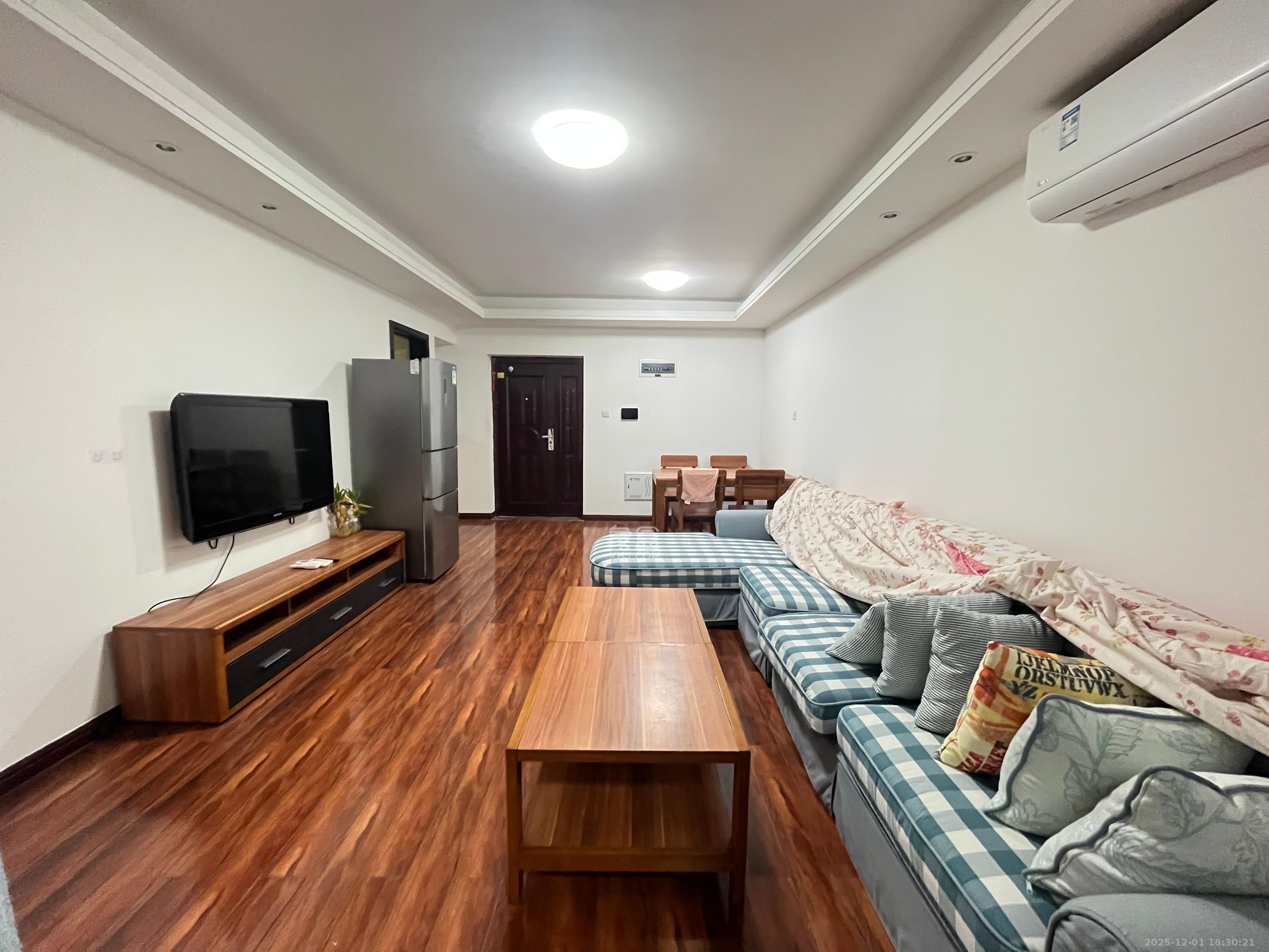 绿地中央广场  3室2厅1卫    2600.0元/月