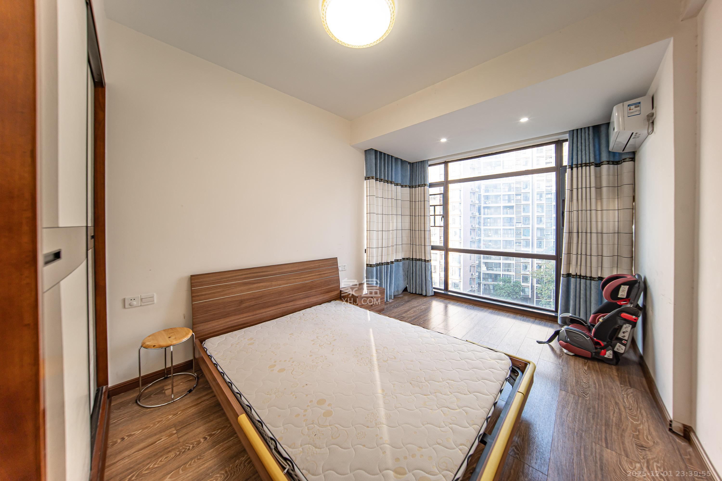 枫华府第  3室2厅2卫    74.8万卧室