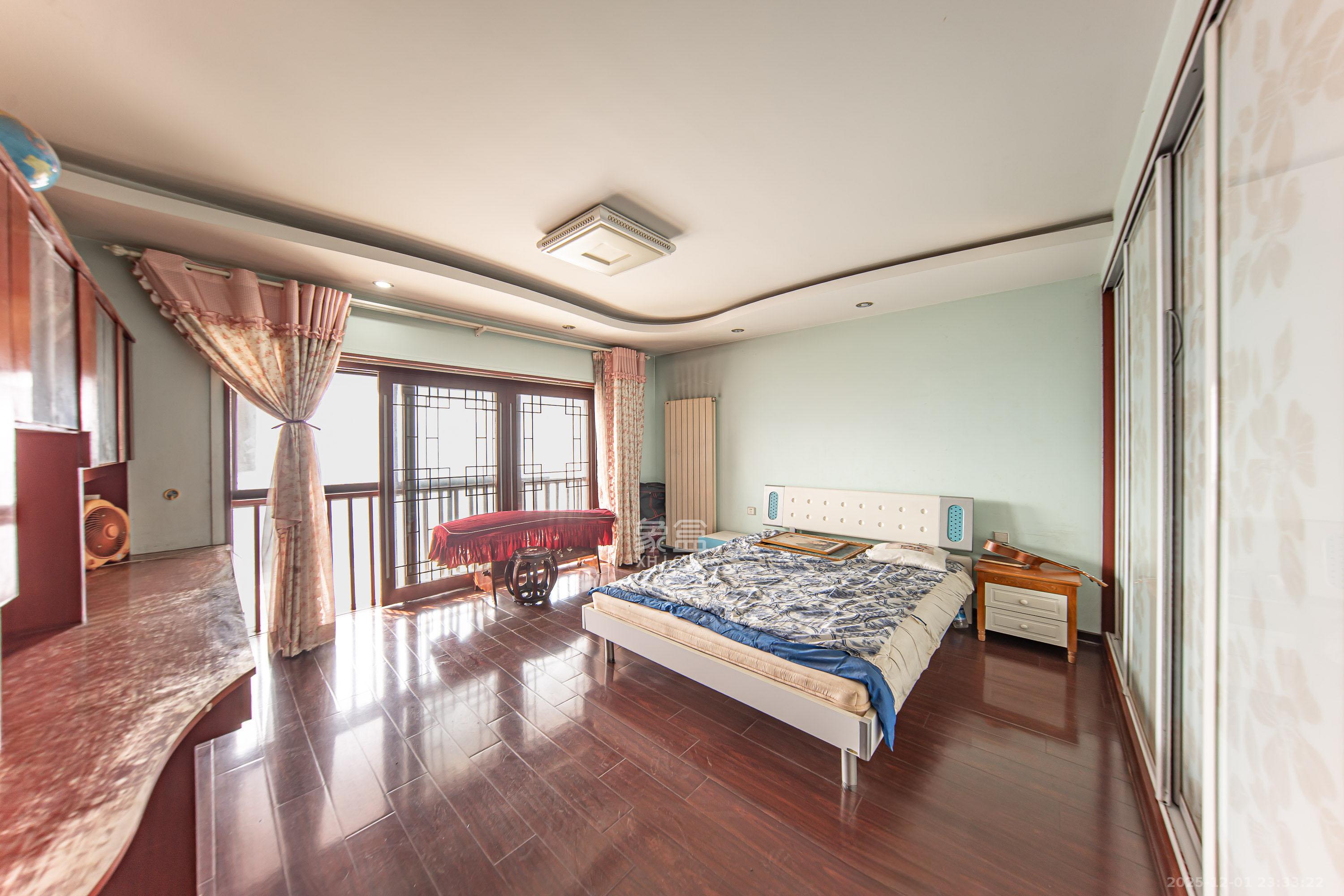 阳光100一期、四五期 6室2厅2卫 190.0万 阳光100一期、四五期 6室2厅2卫 190.0万卧室