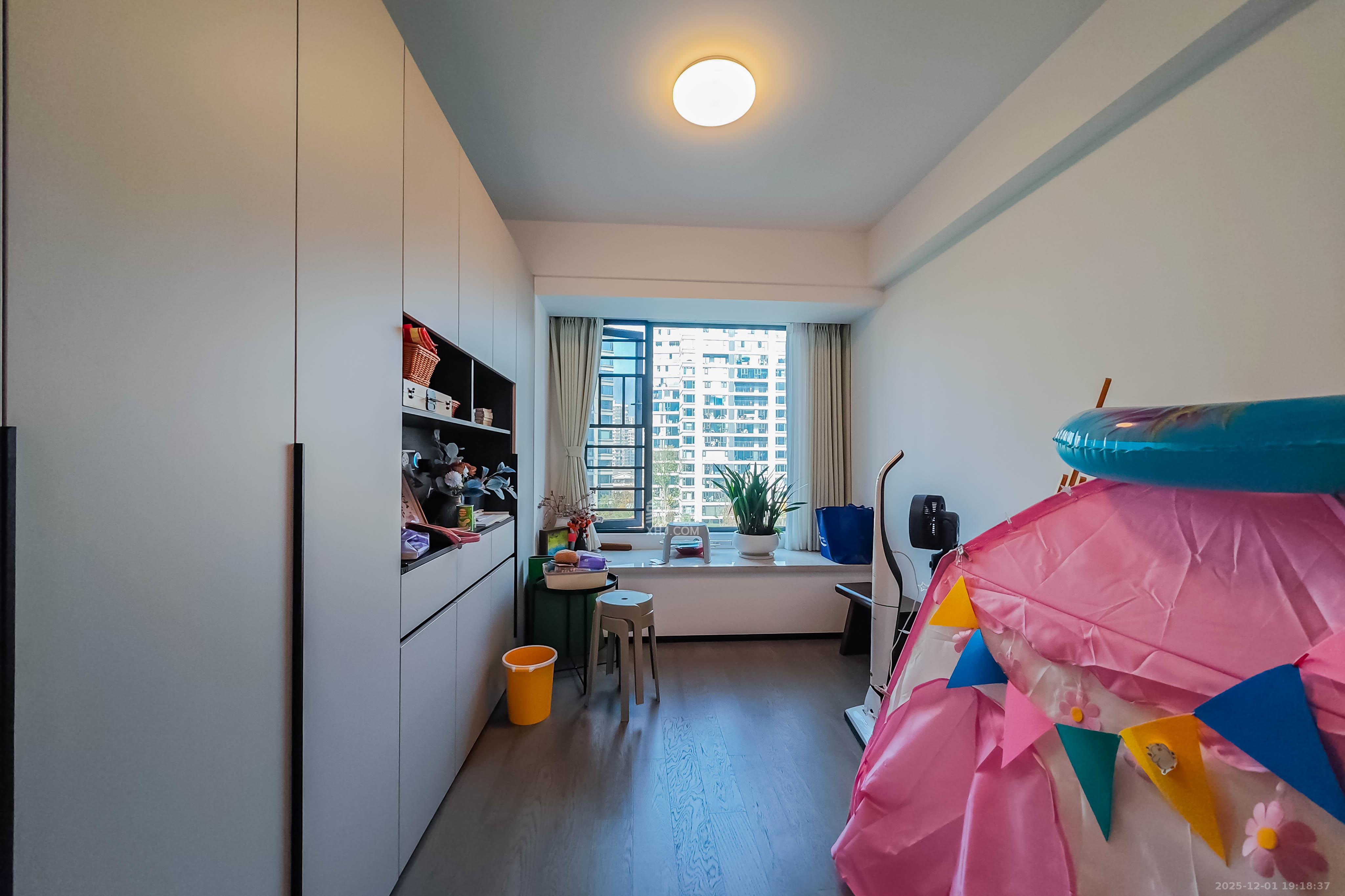 轨道万科悦府  4室2厅2卫    220.0万卧室