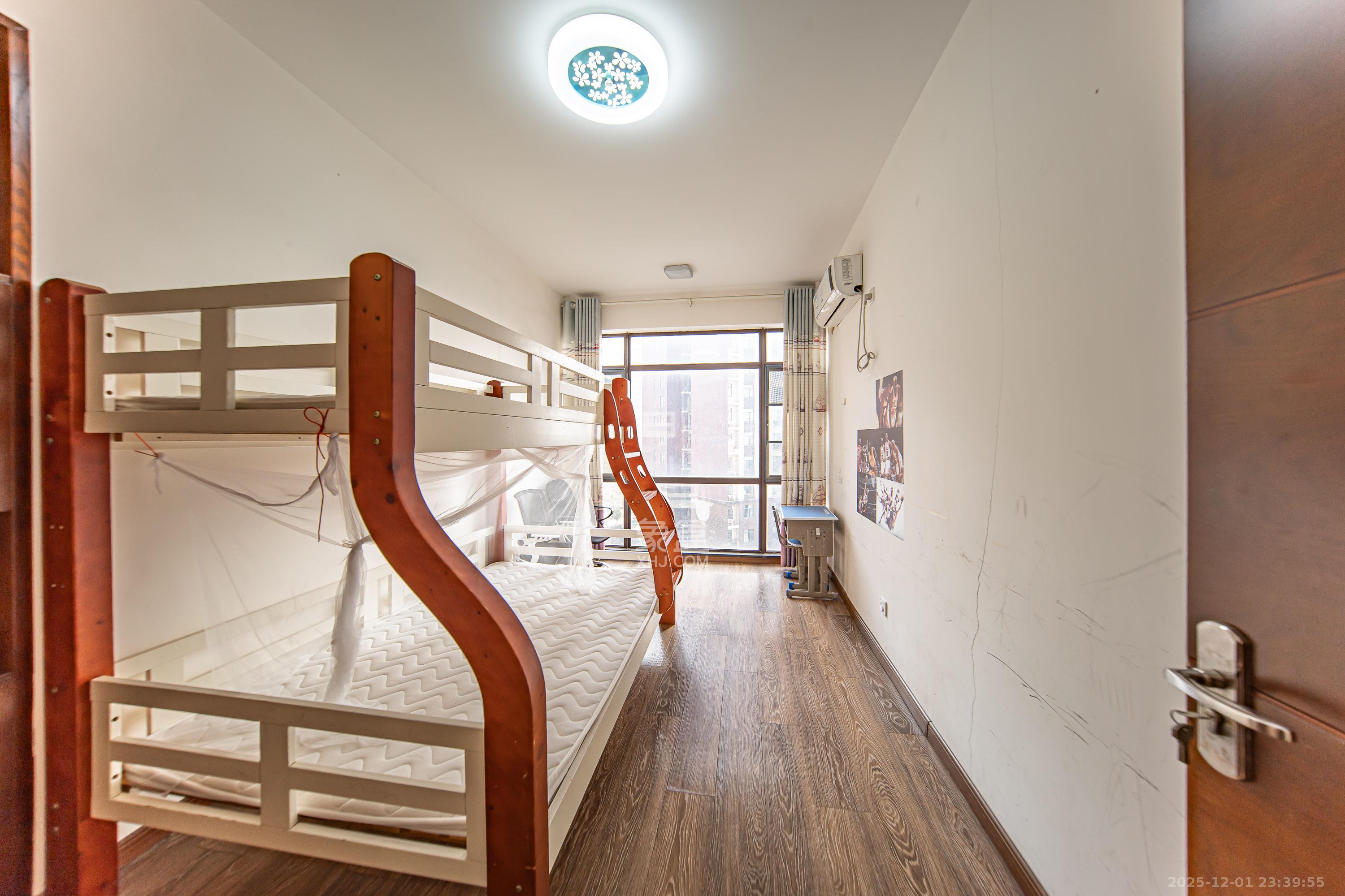 枫华府第  3室2厅2卫    74.8万卧室