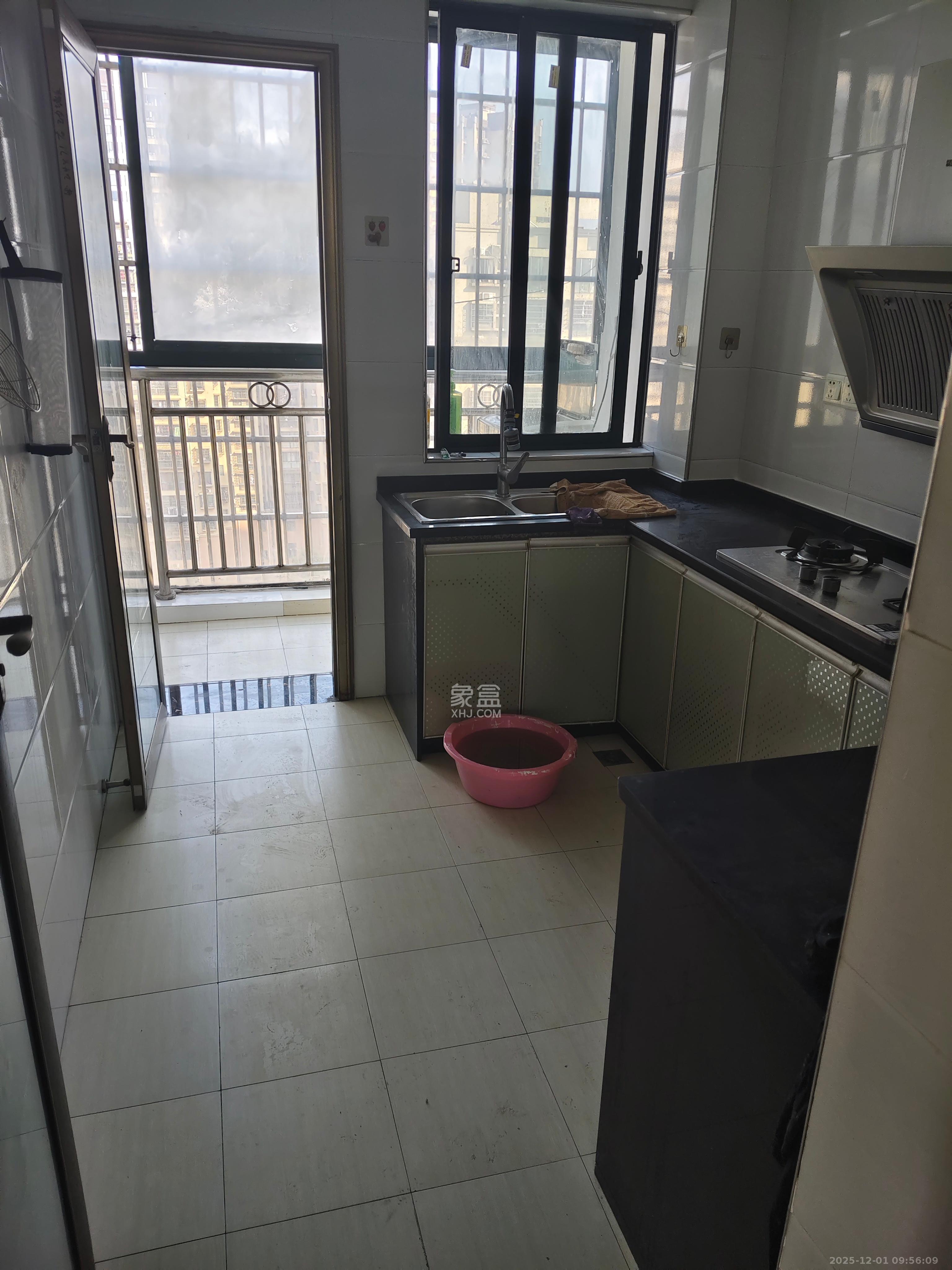 岳华嘉园  3室2厅2卫    2200.0元/月室内图