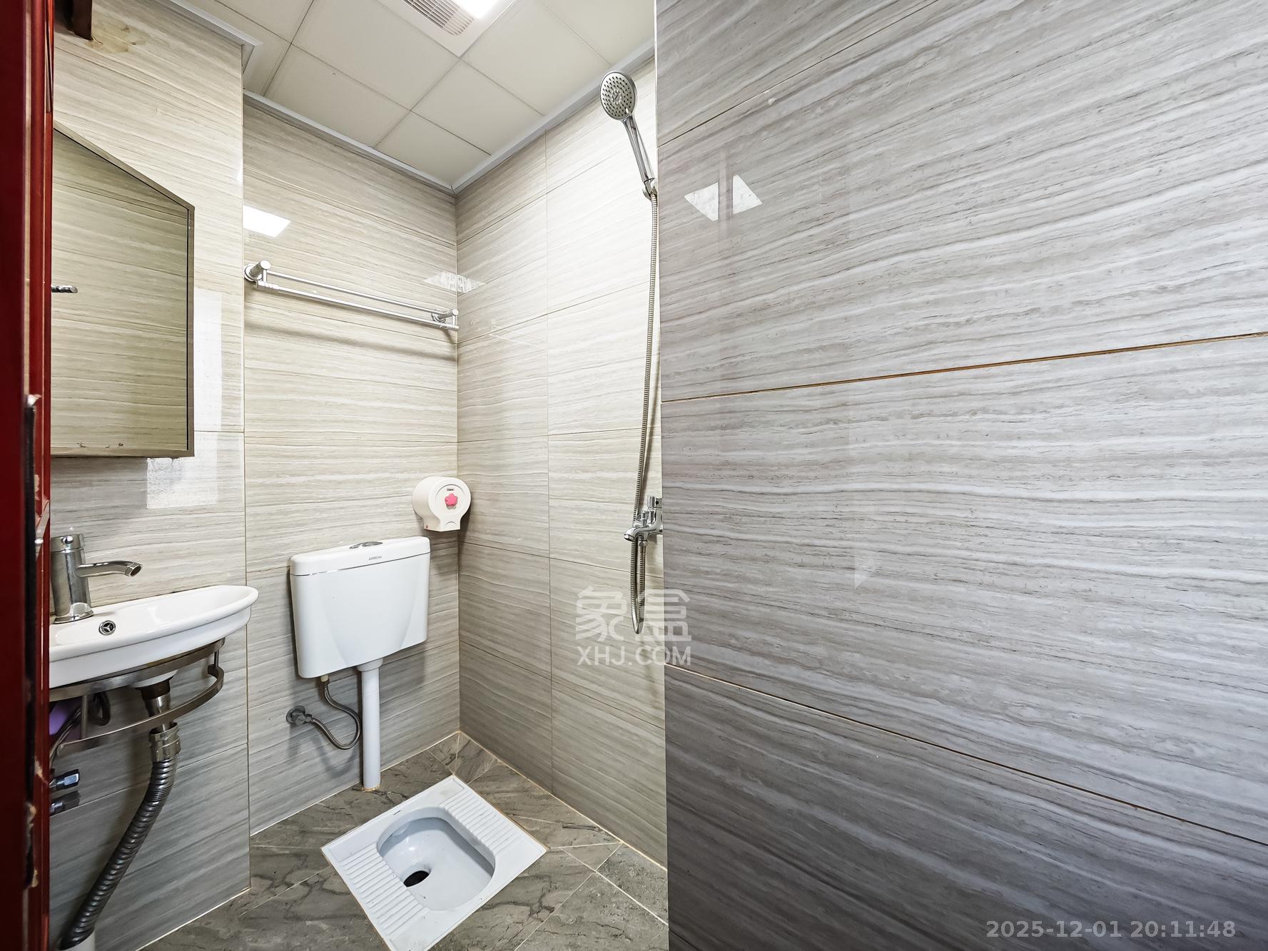 楚天逸品 5室2厅4卫 328.0万 楚天逸品 5室2厅4卫 328.0万卫生间