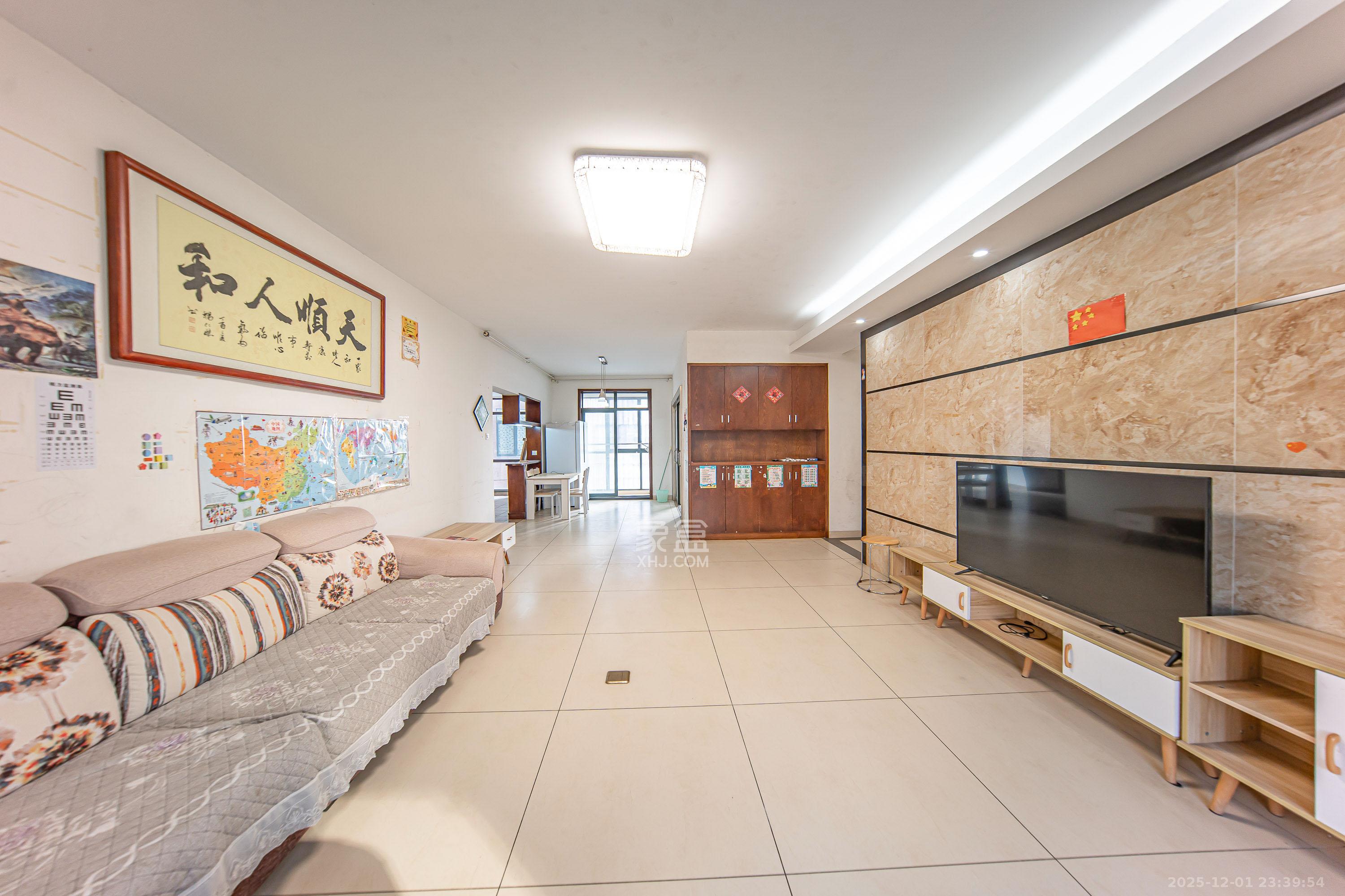 枫华府第 3室2厅2卫 74.8万 枫华府第 3室2厅2卫 74.8万客厅