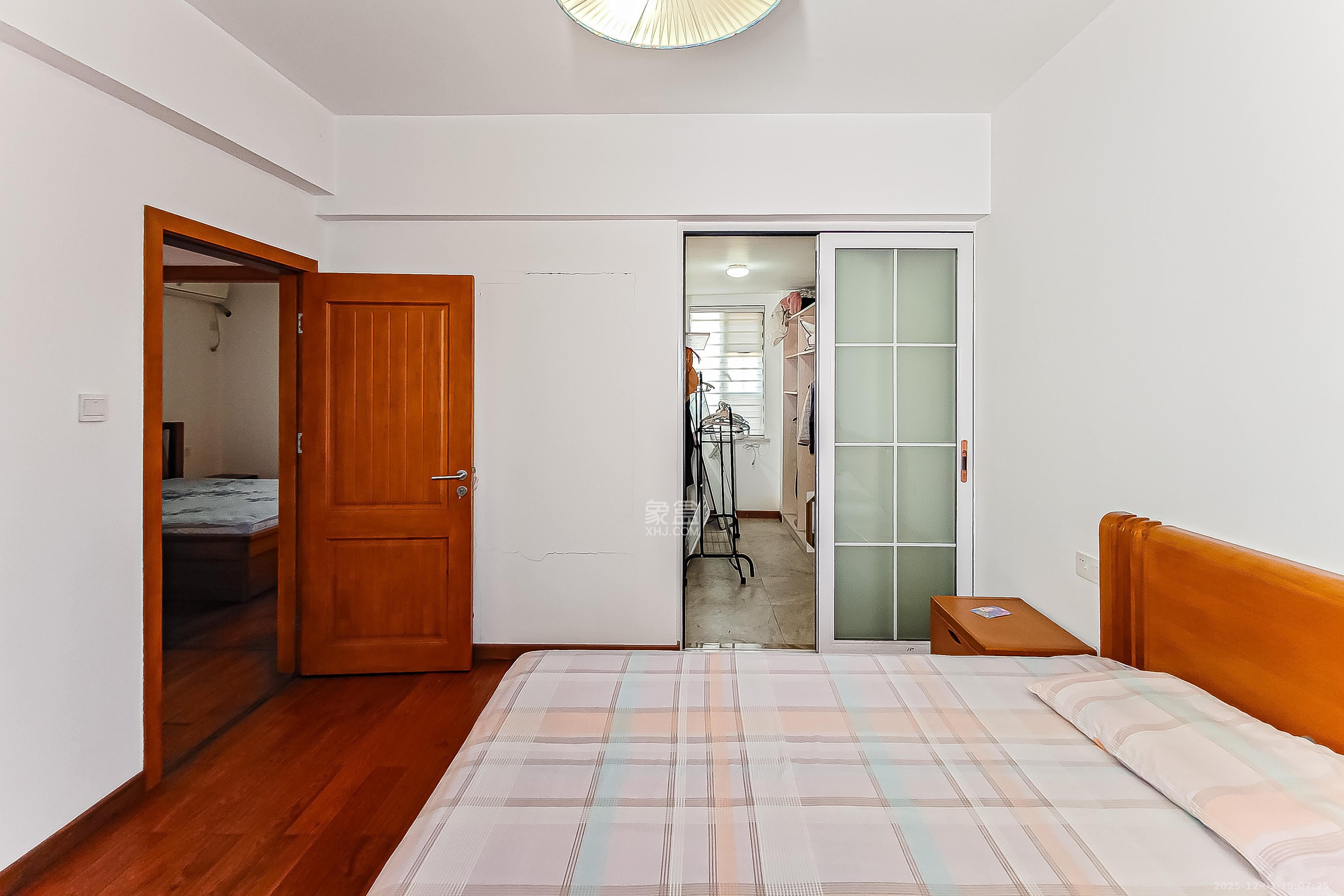 兴威帕克水岸  3室2厅2卫    100.0万卧室