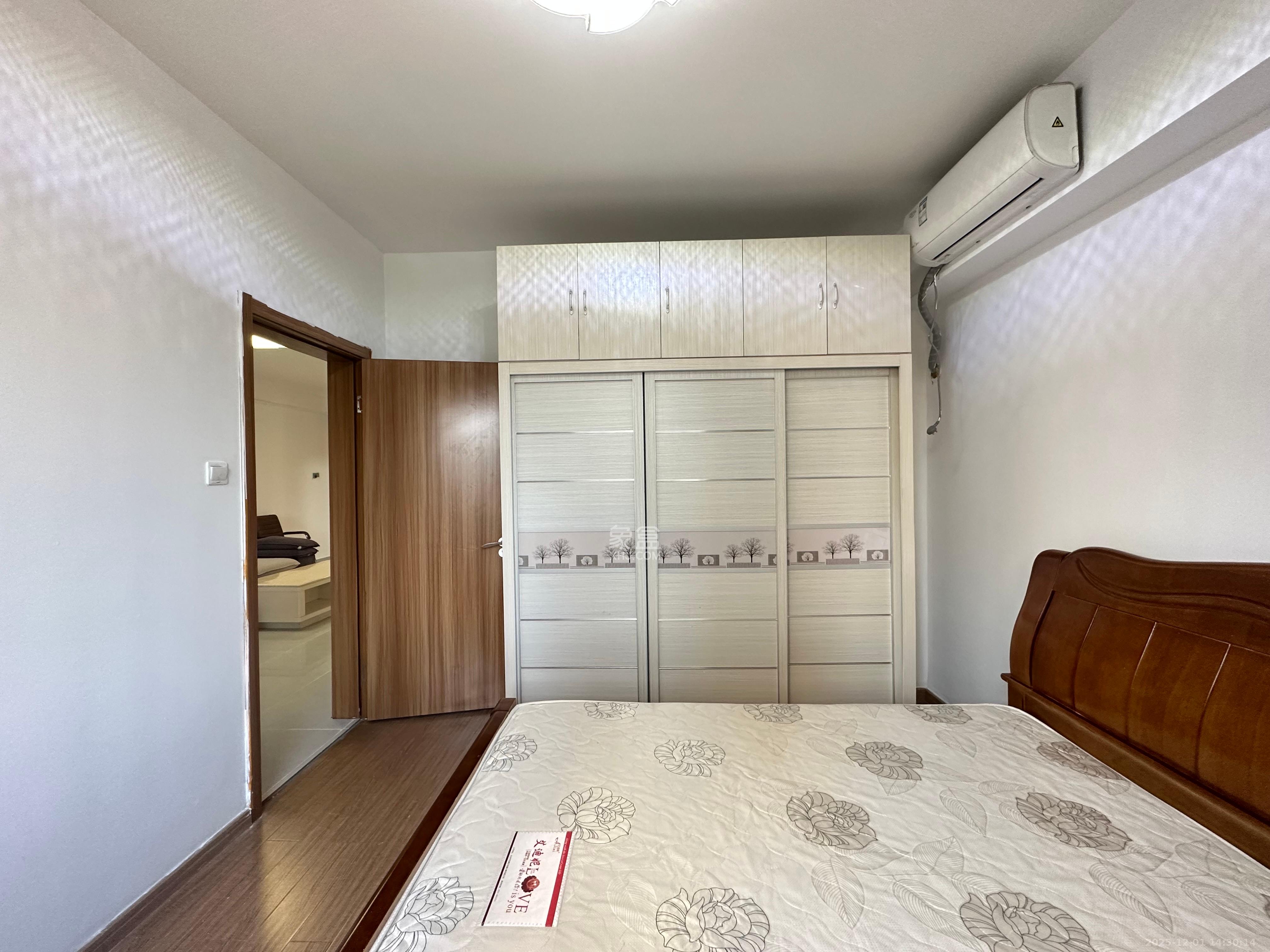 麓谷小镇  3室2厅1卫    2300.0元/月室内图