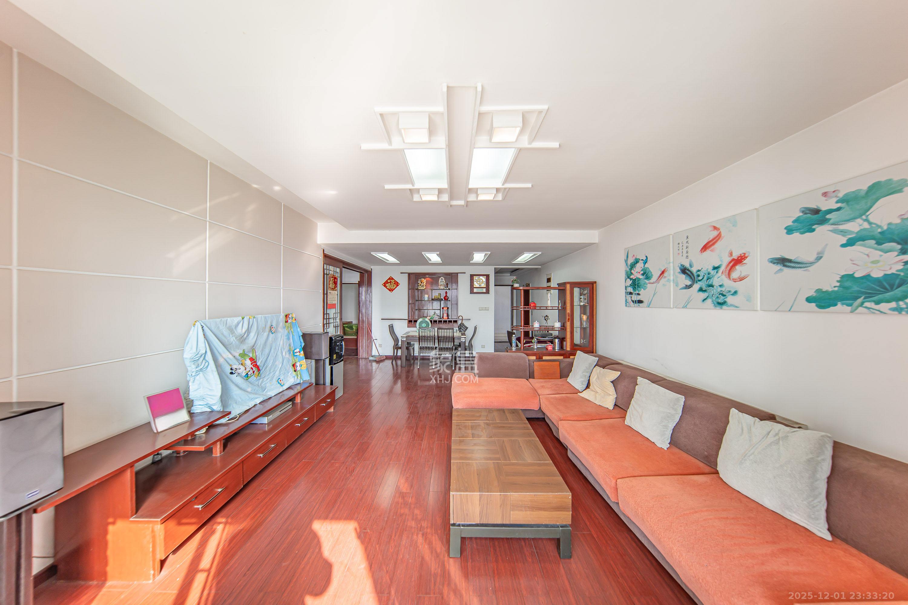 阳光100一期、四五期 6室2厅2卫 190.0万 阳光100一期、四五期 6室2厅2卫 190.0万客厅