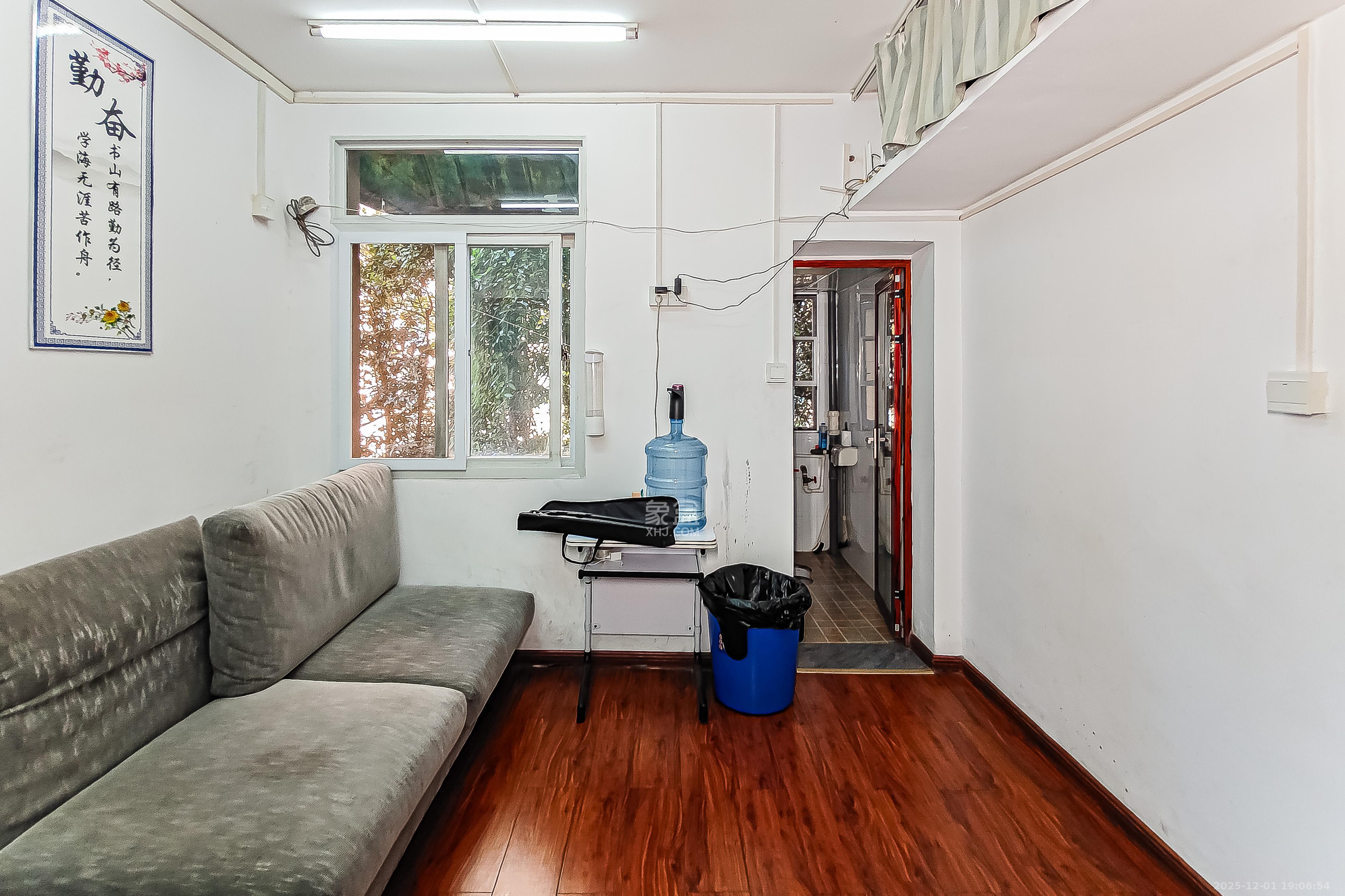 雅礼天心中学(市二十二中学) 3室2厅1卫 46.8万 雅礼天心中学(市二十二中学) 3室2厅1卫 46.8万客厅