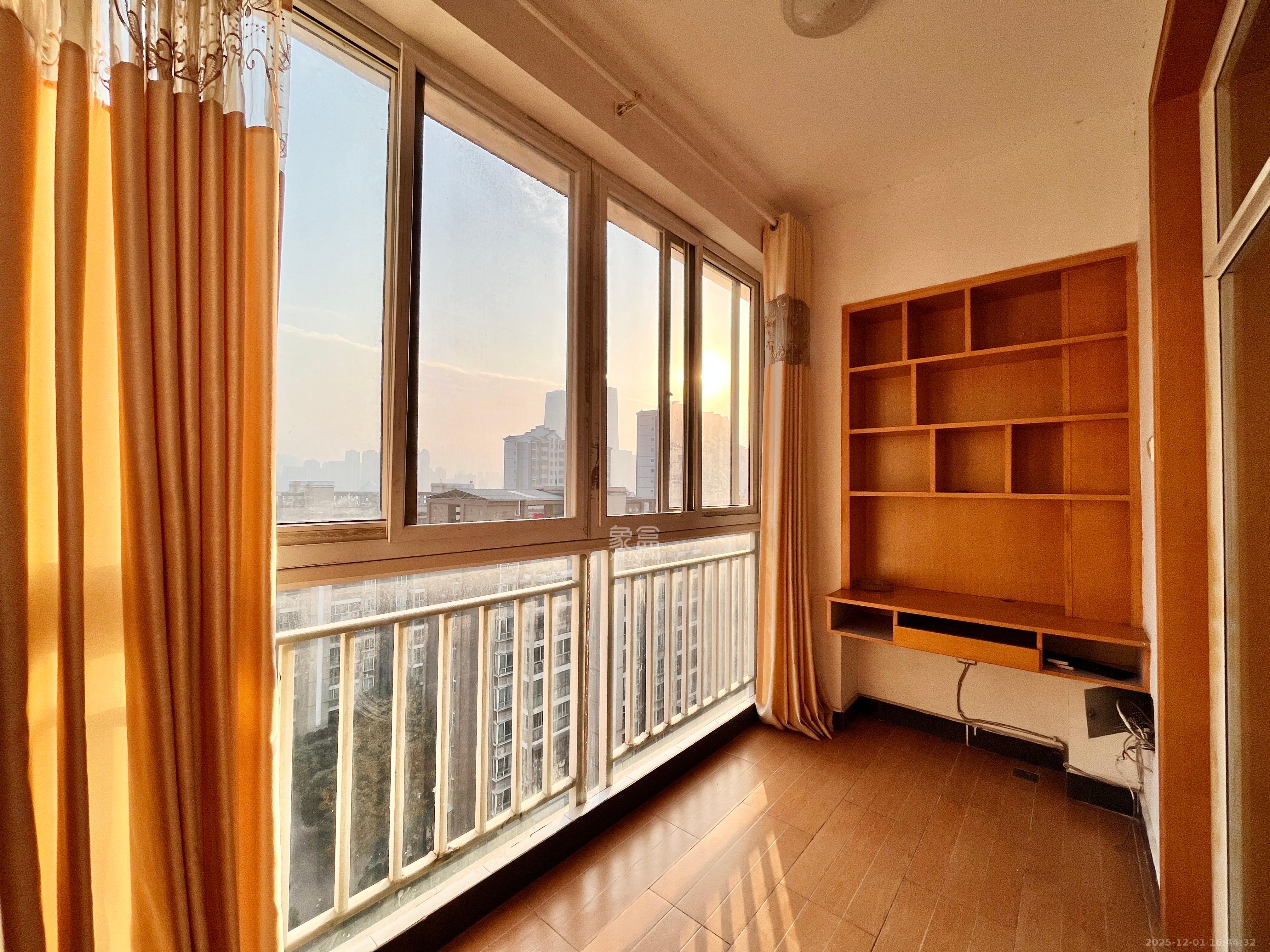 麓山枫情  2室2厅1卫    2400.0元/月室内图