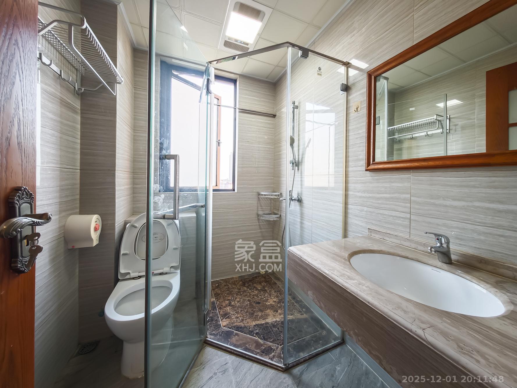 楚天逸品 5室2厅4卫 328.0万 楚天逸品 5室2厅4卫 328.0万卫生间