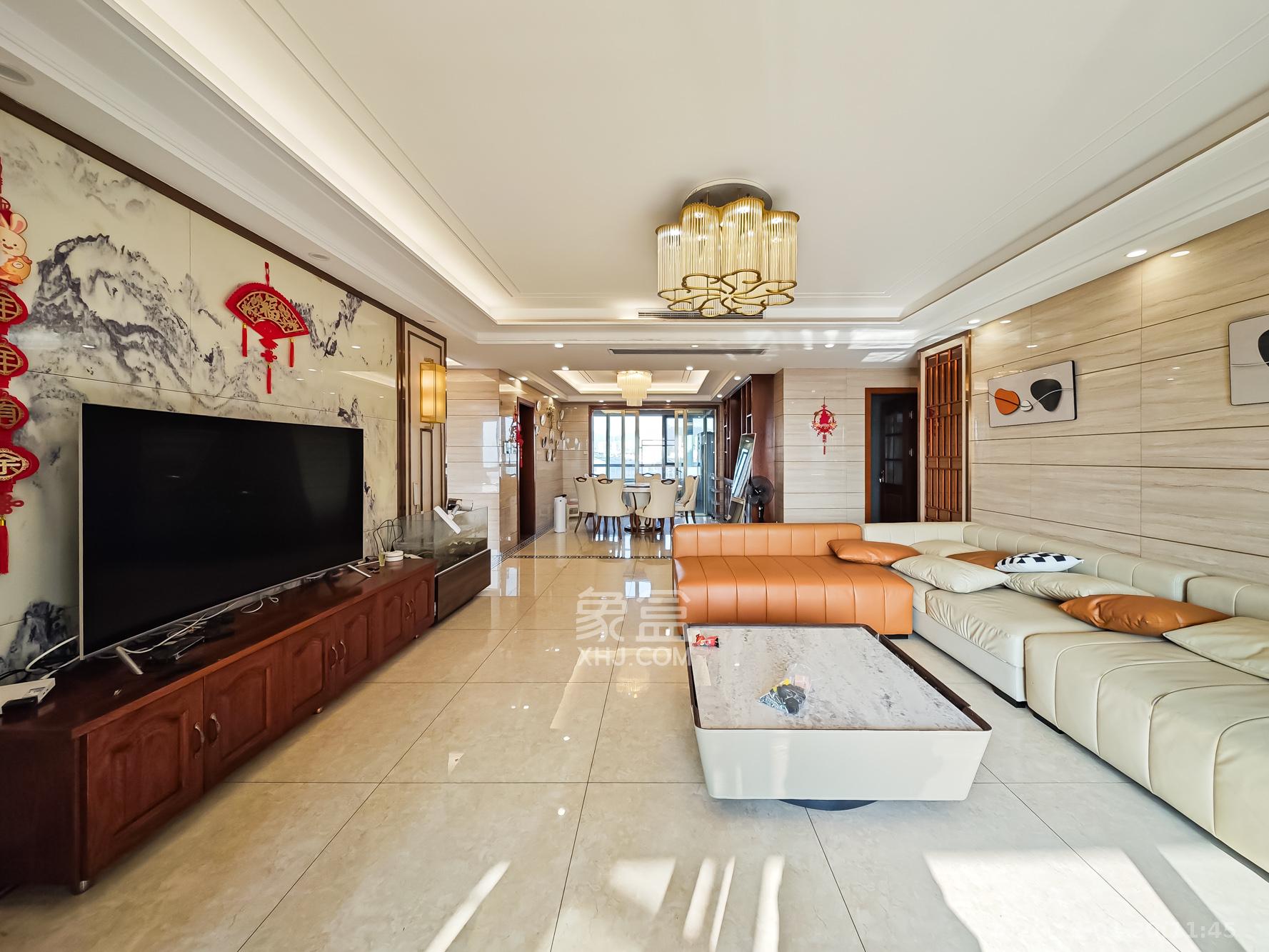 楚天逸品 5室2厅4卫 328.0万 楚天逸品 5室2厅4卫 328.0万客厅