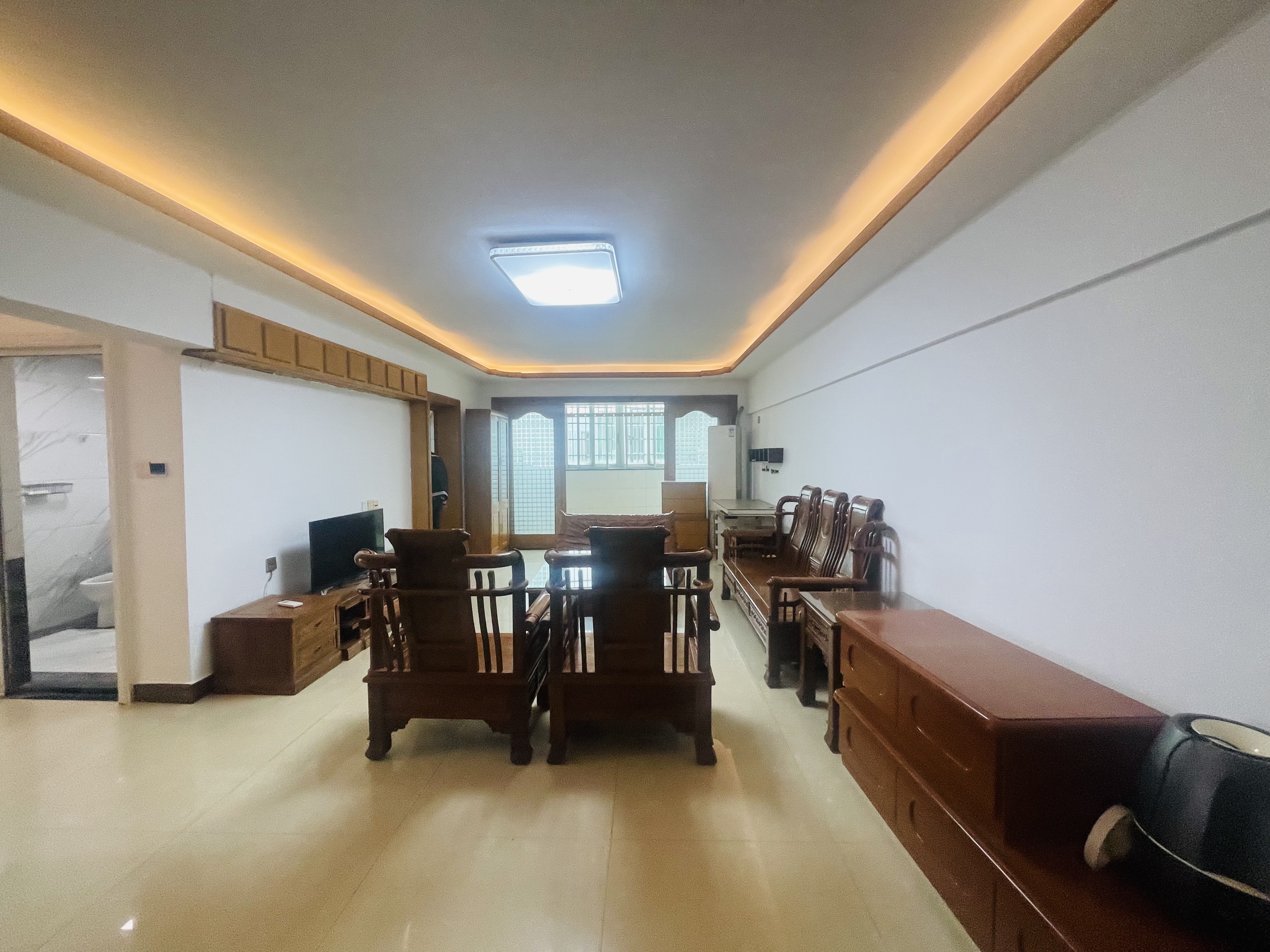 海南国际贸易商务大厦 3室1厅1卫 130.0万 海南国际贸易商务大厦 3室1厅1卫 130.0万客厅