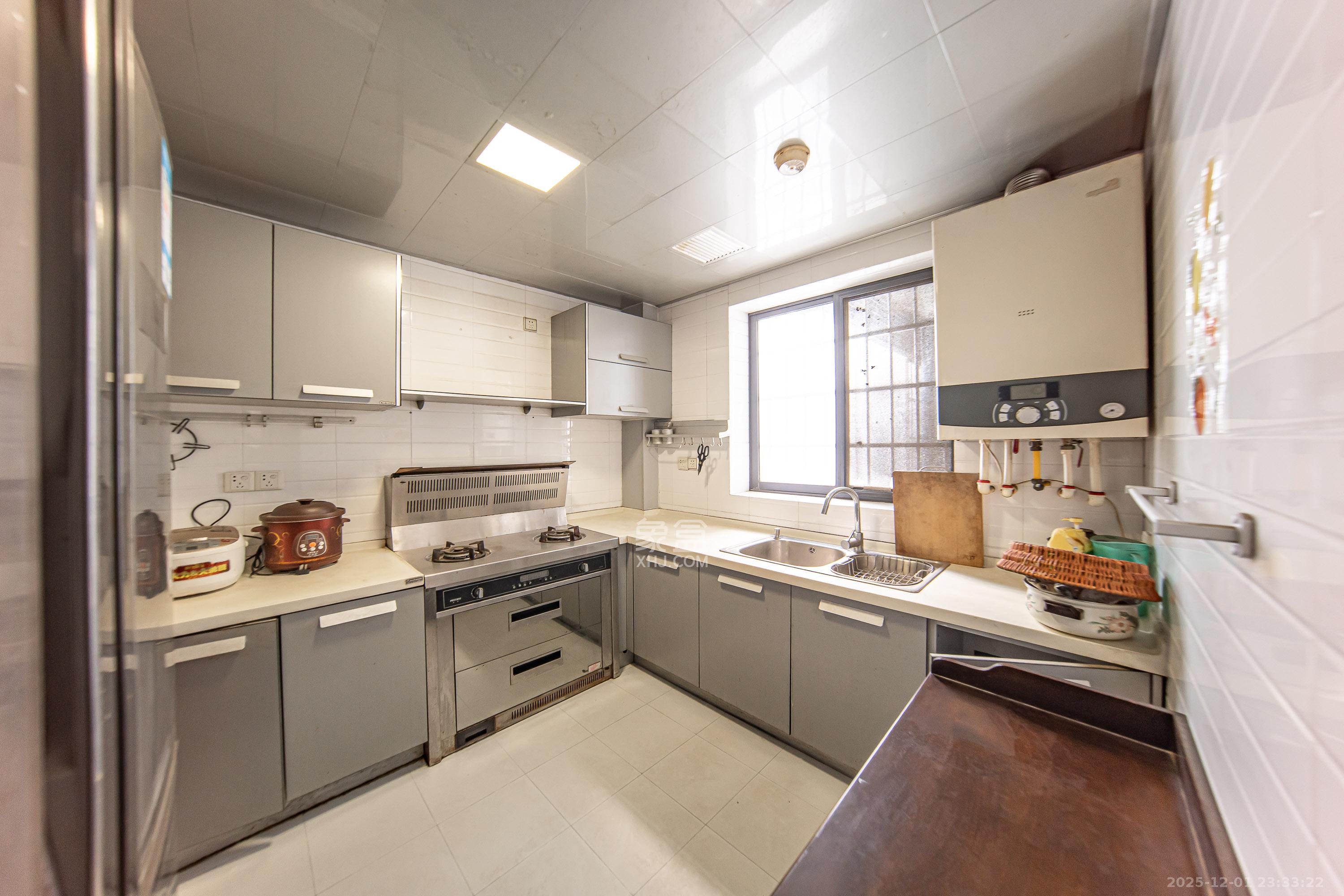 阳光100一期、四五期 6室2厅2卫 190.0万 阳光100一期、四五期 6室2厅2卫 190.0万厨房