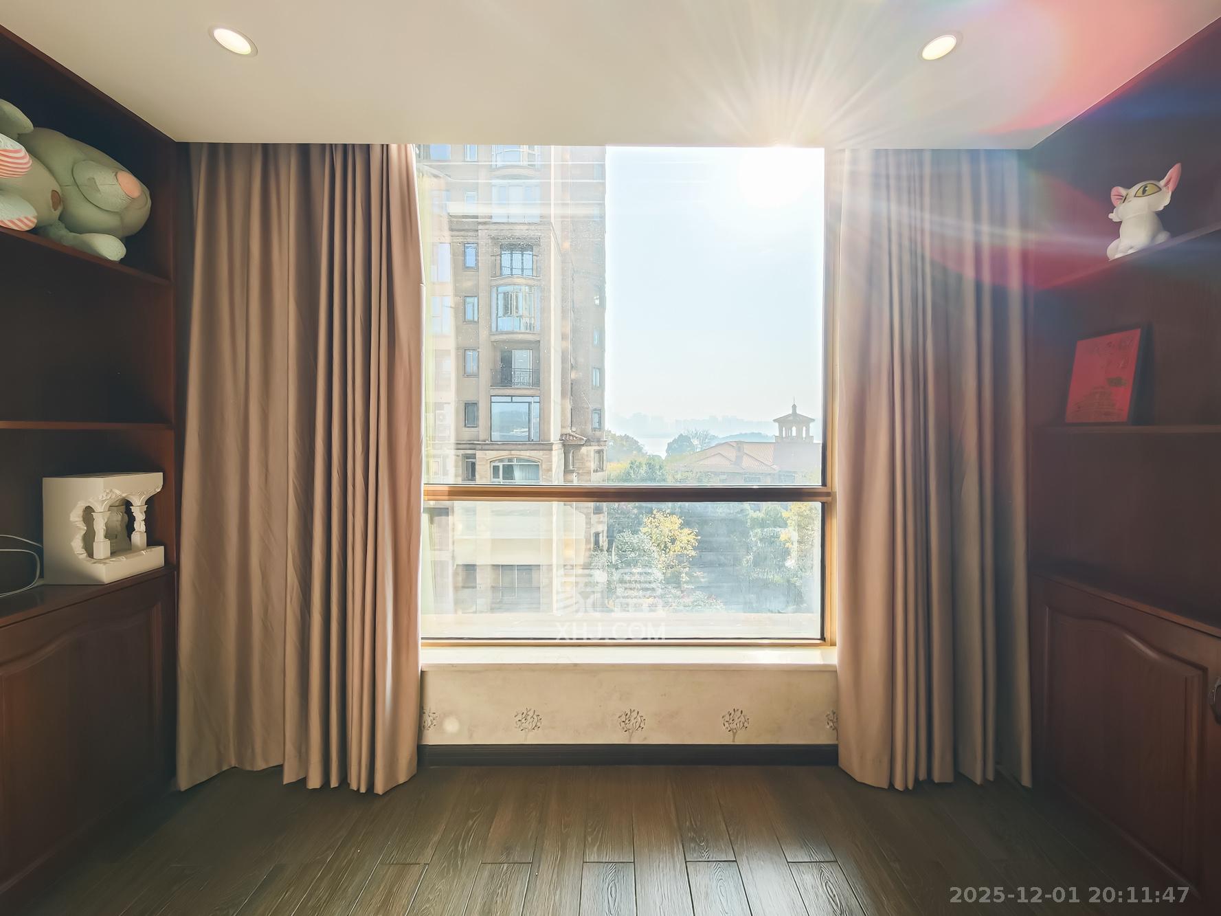 楚天逸品 5室2厅4卫 328.0万 楚天逸品 5室2厅4卫 328.0万阳台