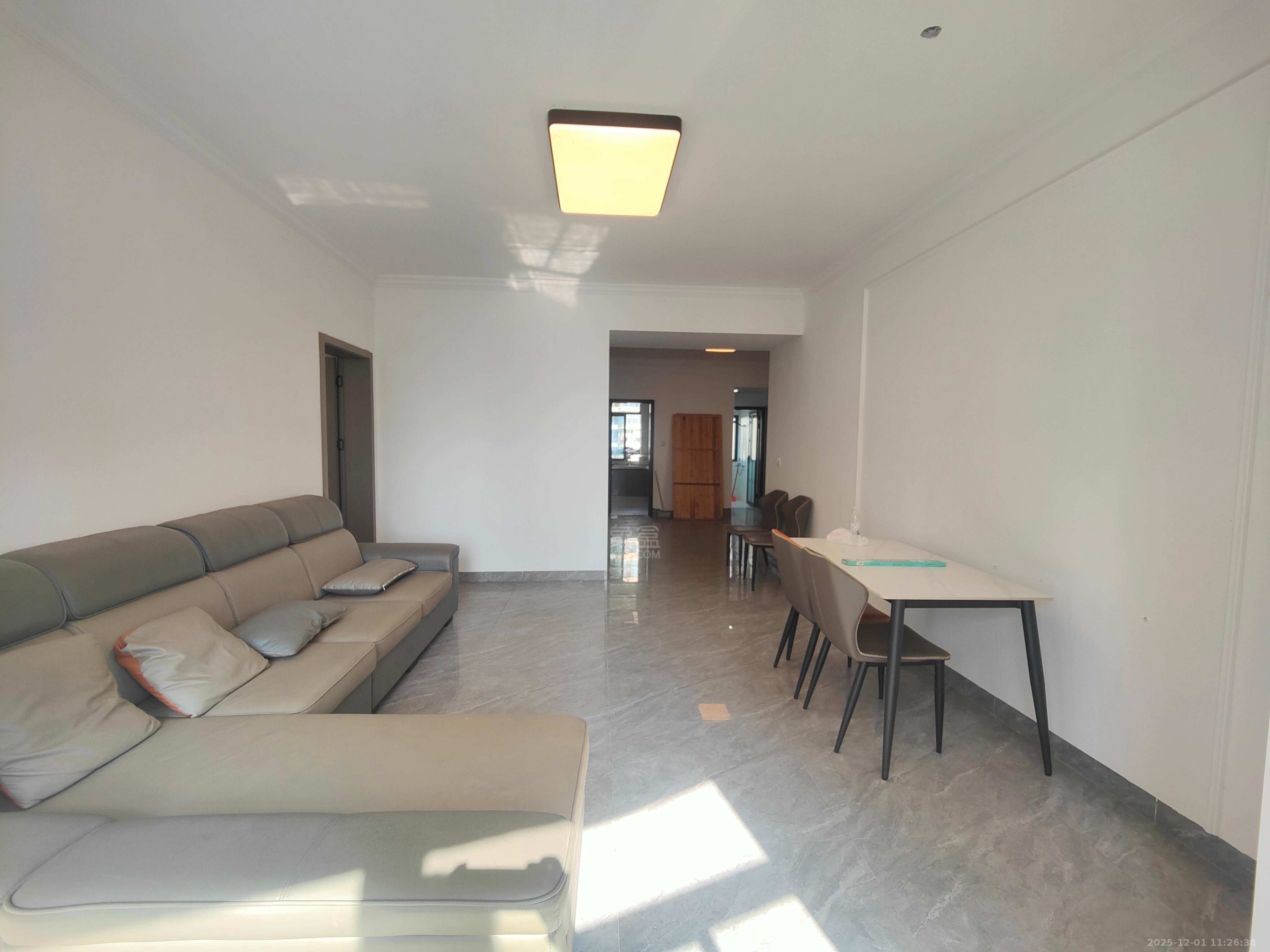 天元区锦绣华都  4室2厅2卫    2000.0元/月