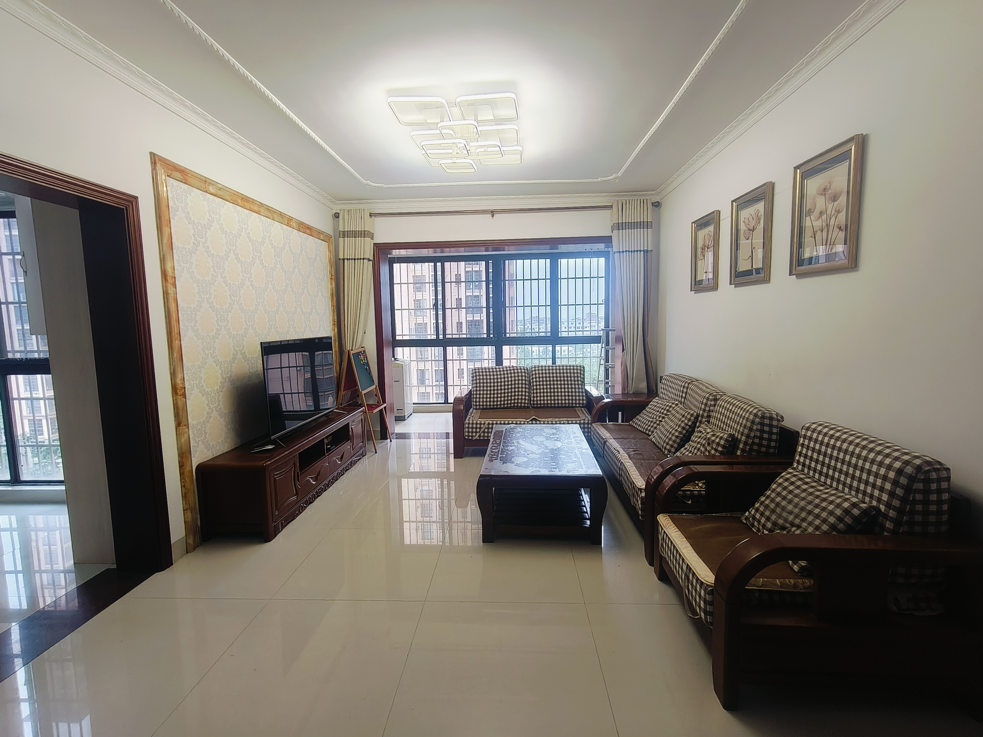 香榭花园  3室2厅2卫    3000.0元/月