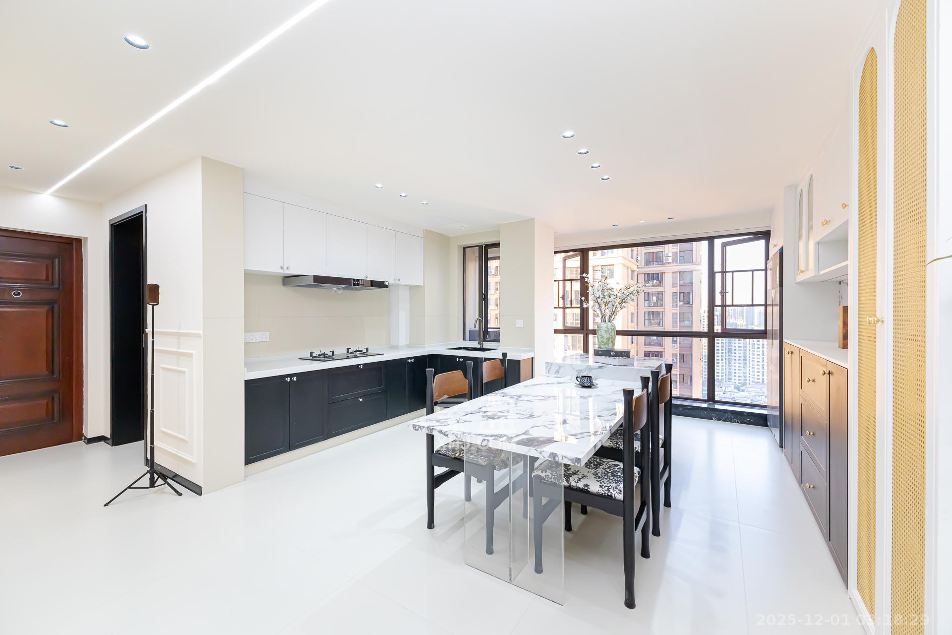 润和又一城  4室2厅2卫    106.8万客厅