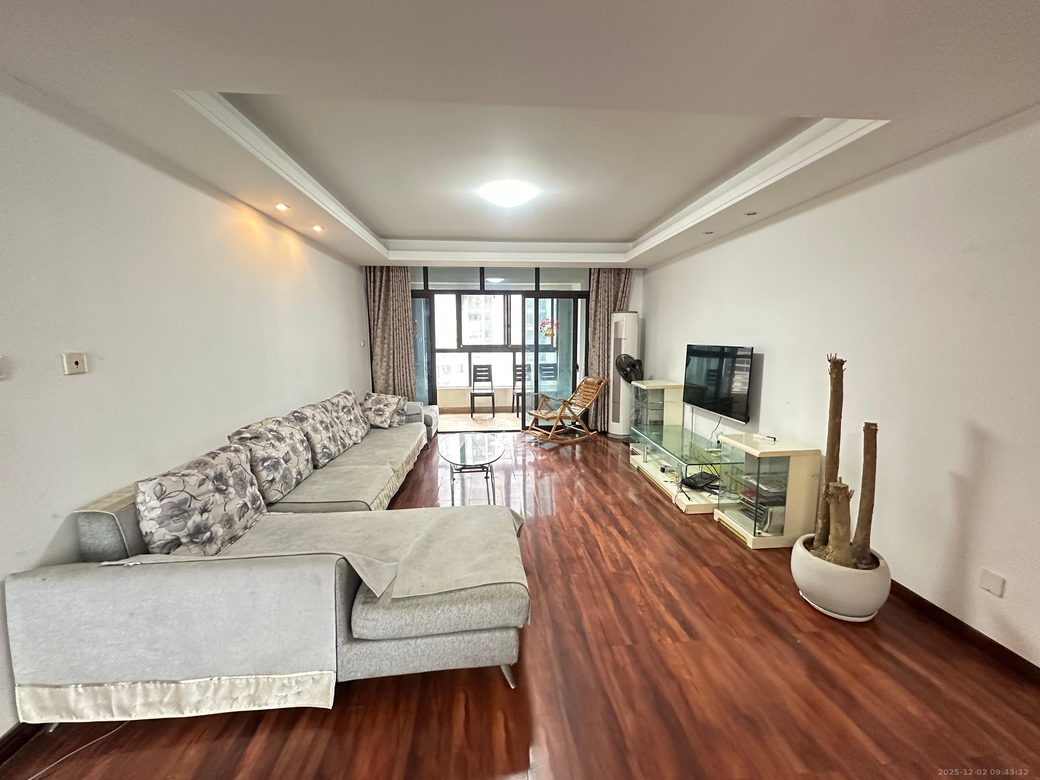 绿地中央广场  3室2厅2卫    3000.0元/月