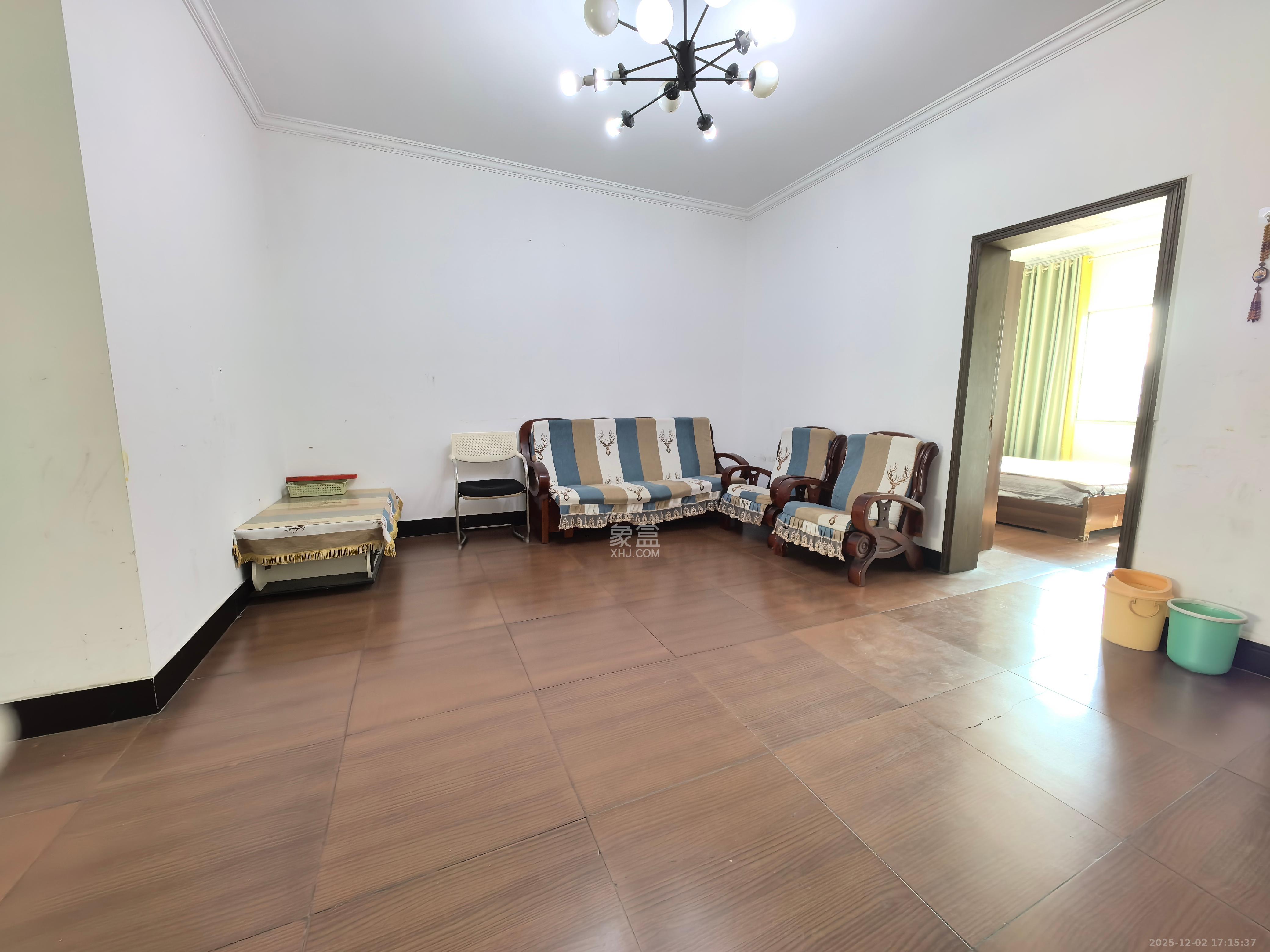 中南汽车世界  2室2厅1卫    1100.0元/月