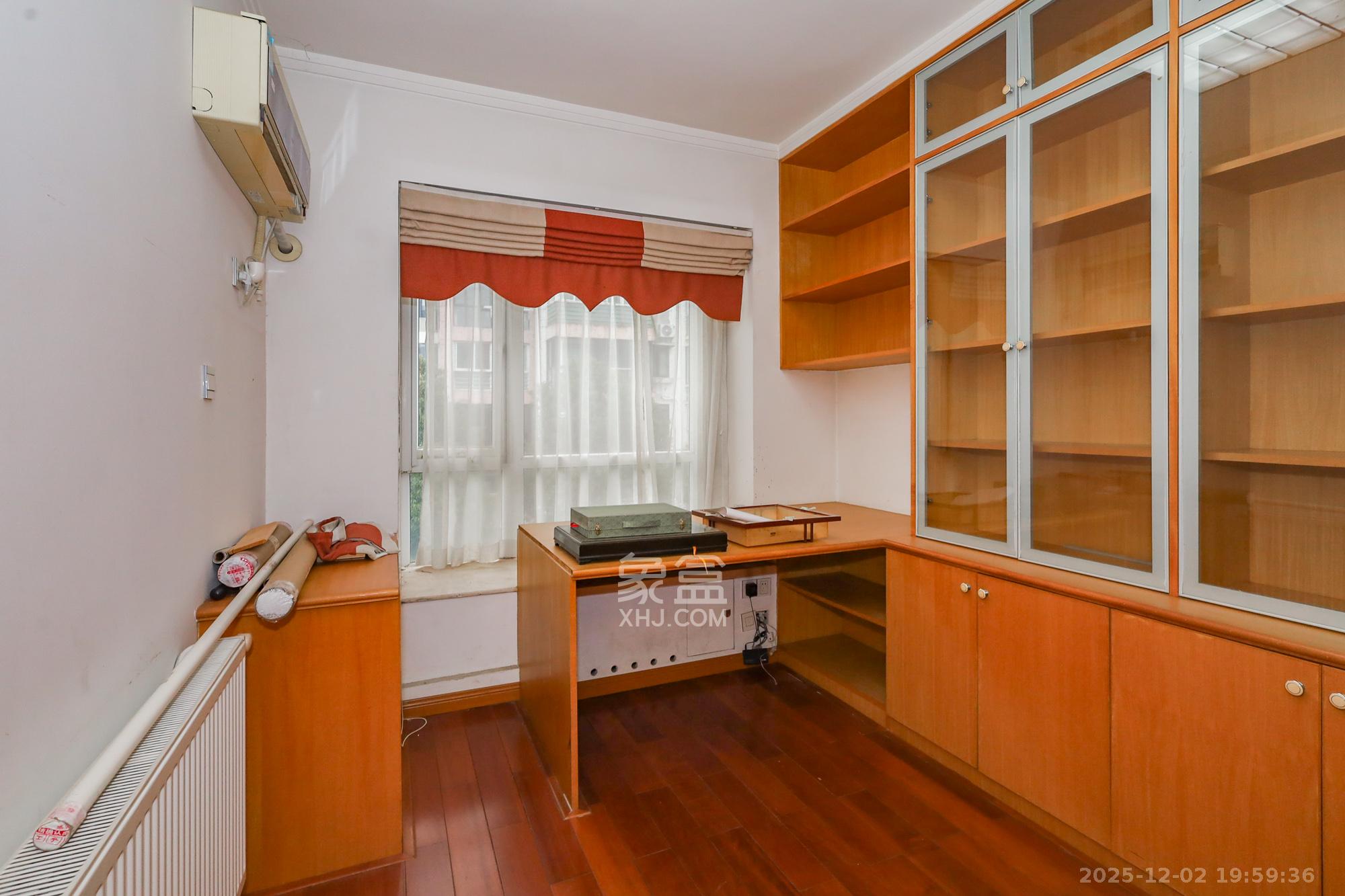 八方小区A区 4室2厅2卫 418.0万 八方小区A区 4室2厅2卫 418.0万卧室