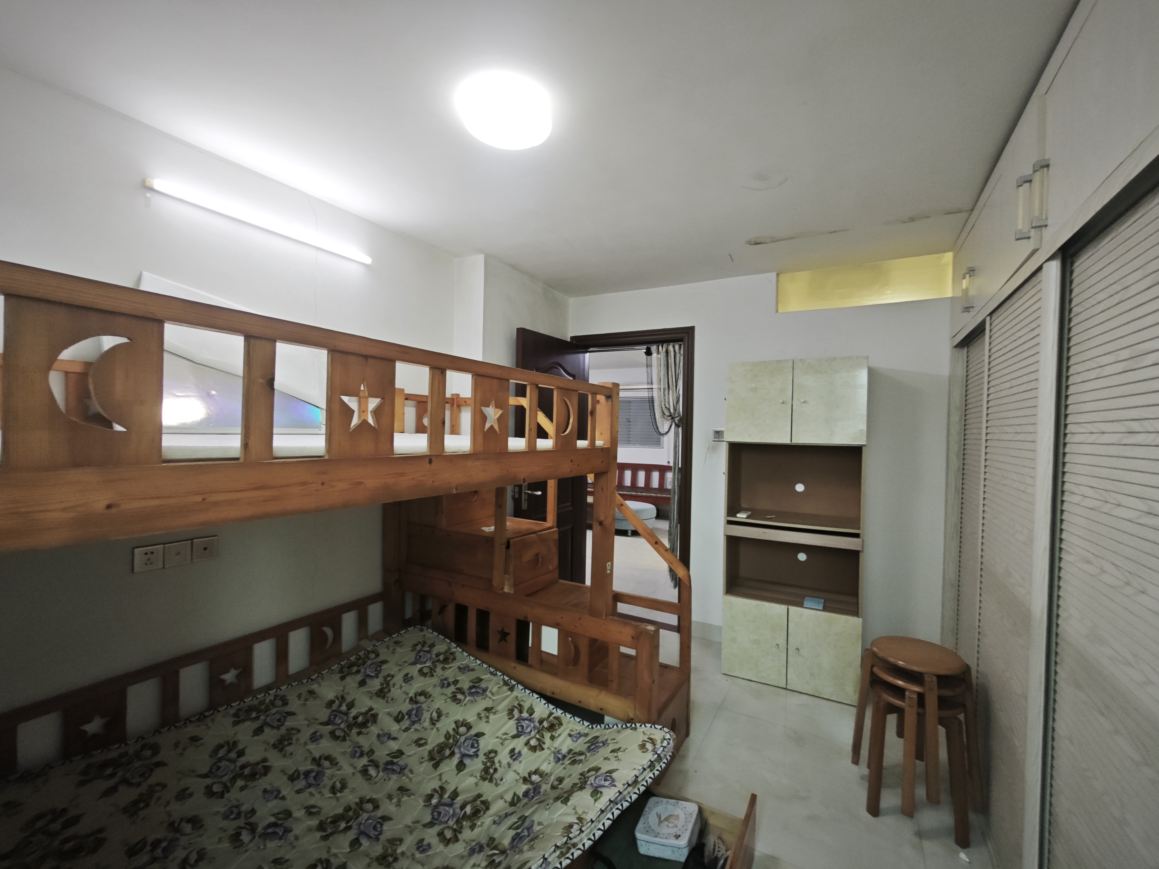 银龙电影城综合楼(一二期) 2室1厅1卫 2100.0元/月 银龙电影城综合楼(一二期) 2室1厅1卫 2100.0元/月室内图