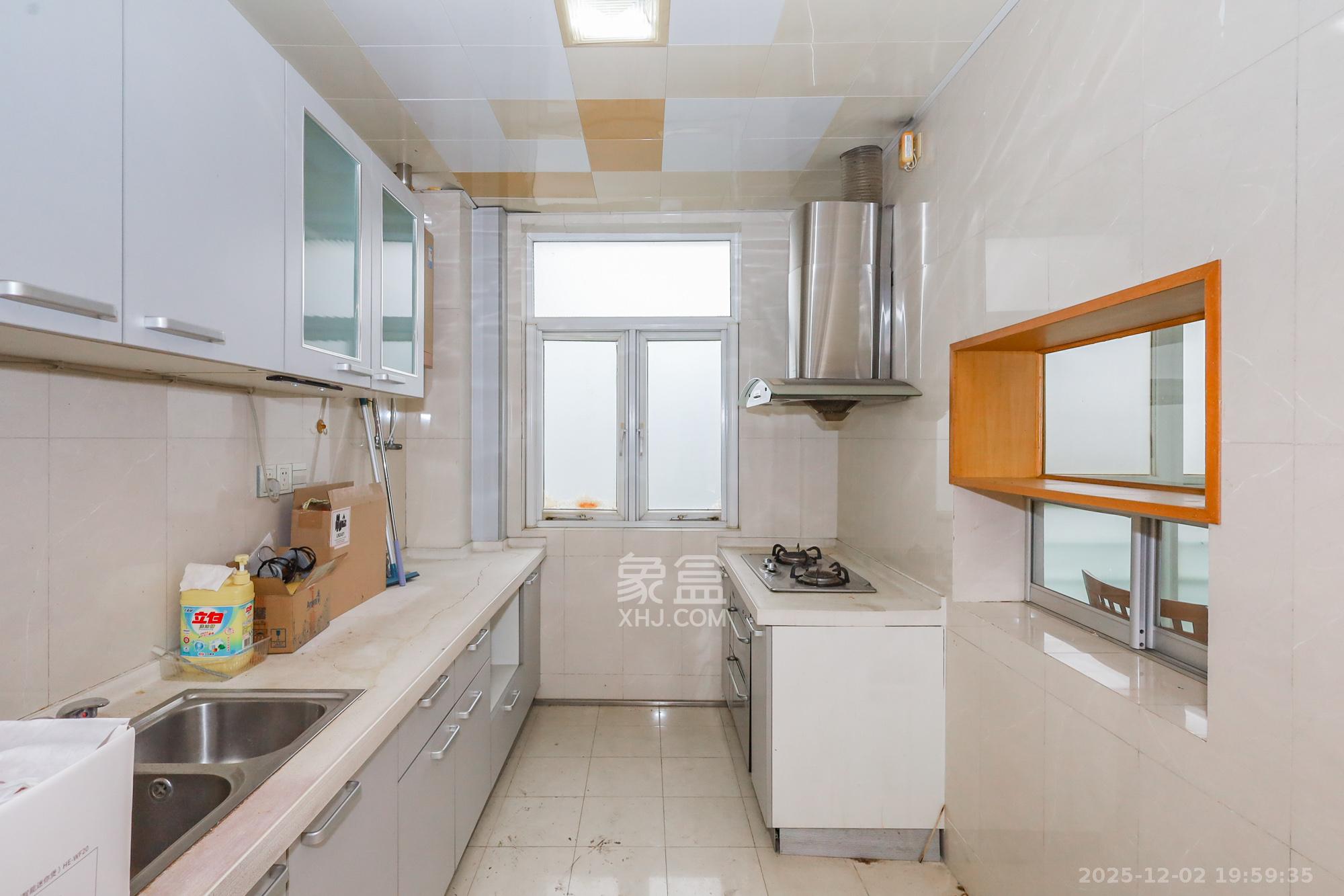 八方小区A区  4室2厅2卫    418.0万厨房