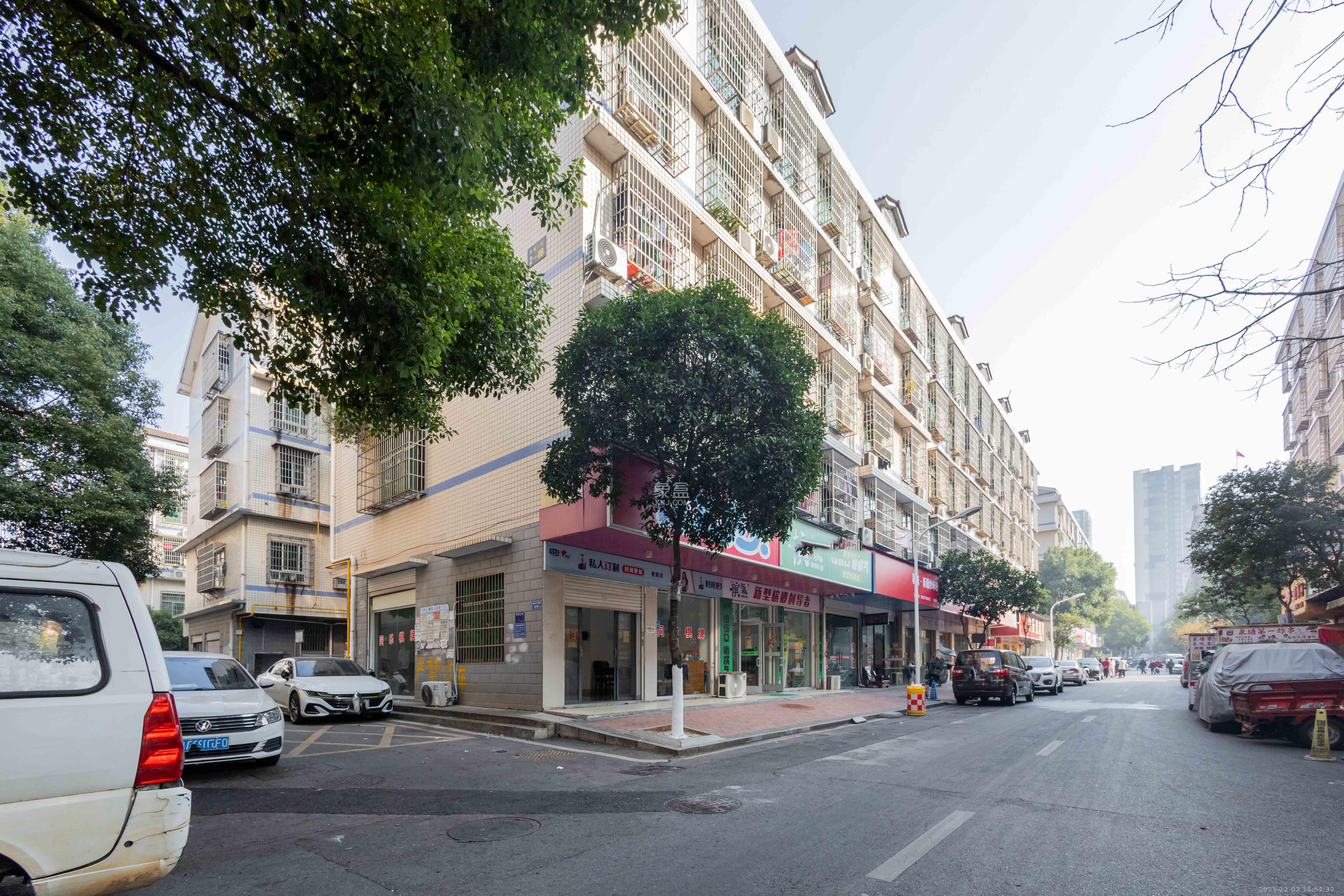 泉塘小区 8室4厅4卫 198.0万 泉塘小区 8室4厅4卫 198.0万客厅