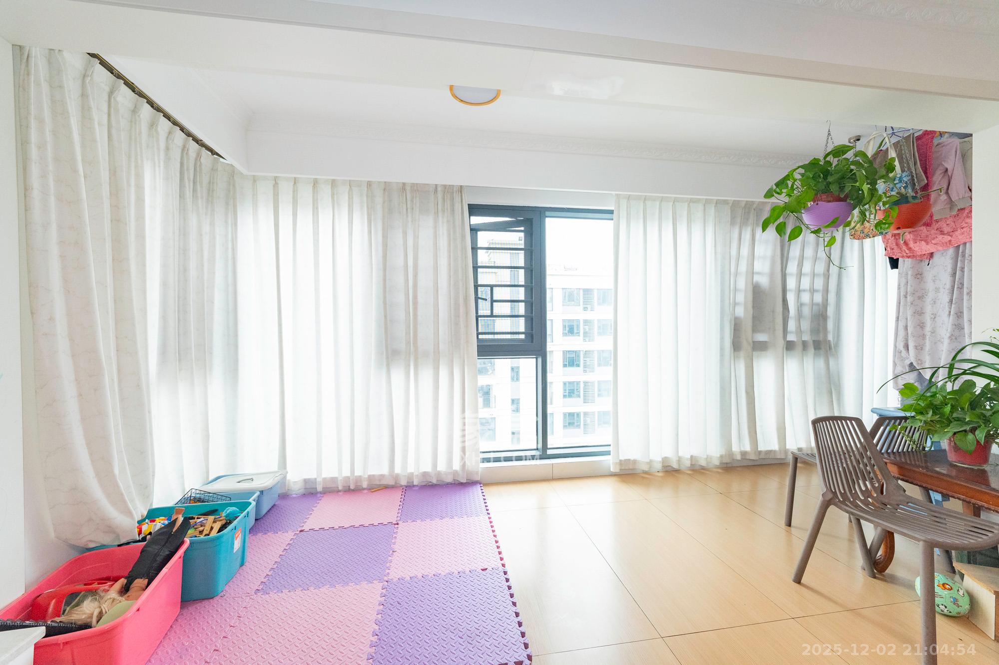 保利金香槟  4室2厅2卫    138.0万阳台