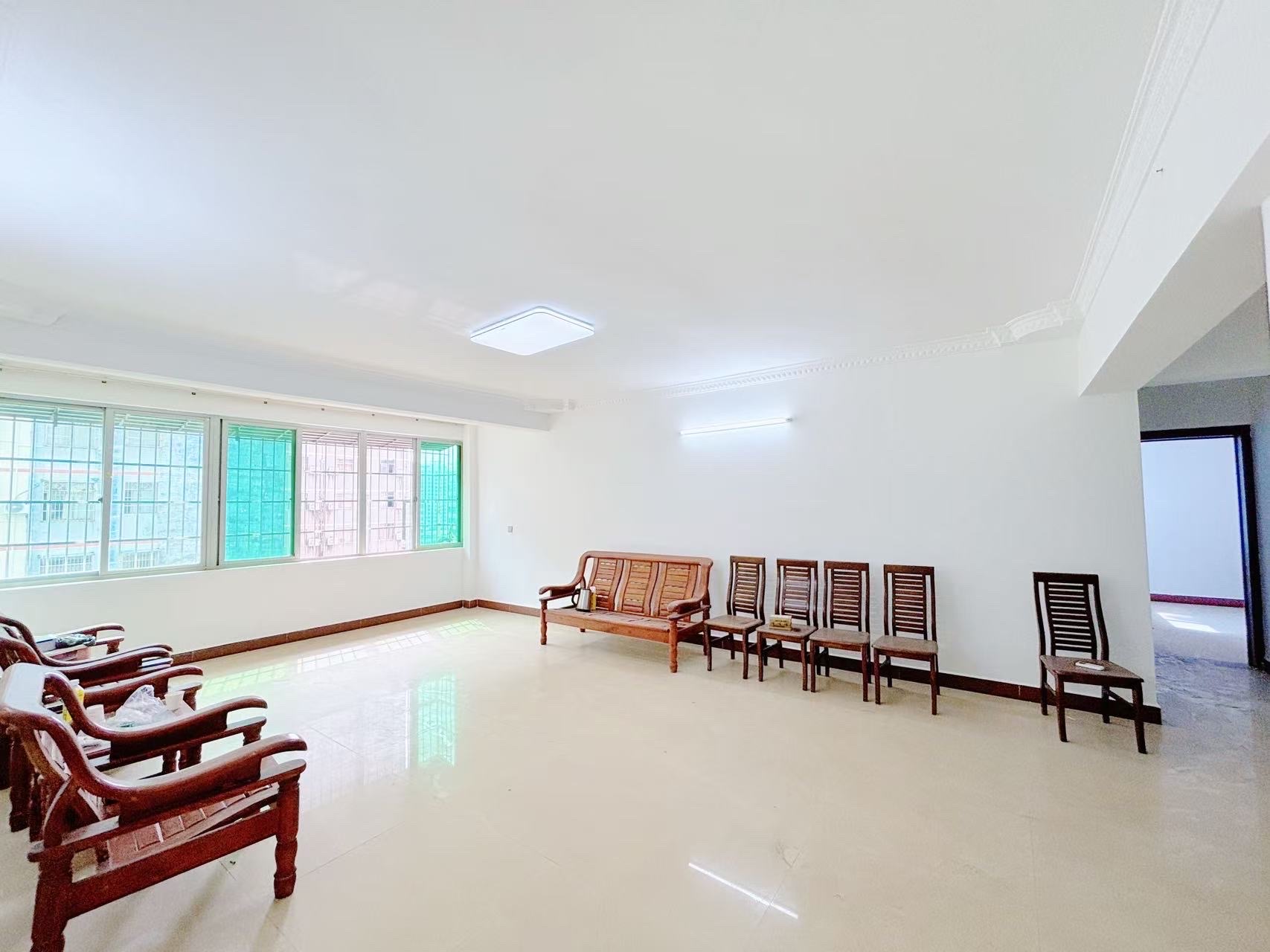 琼山区规划局宿舍  4室2厅2卫    2000.0元/月