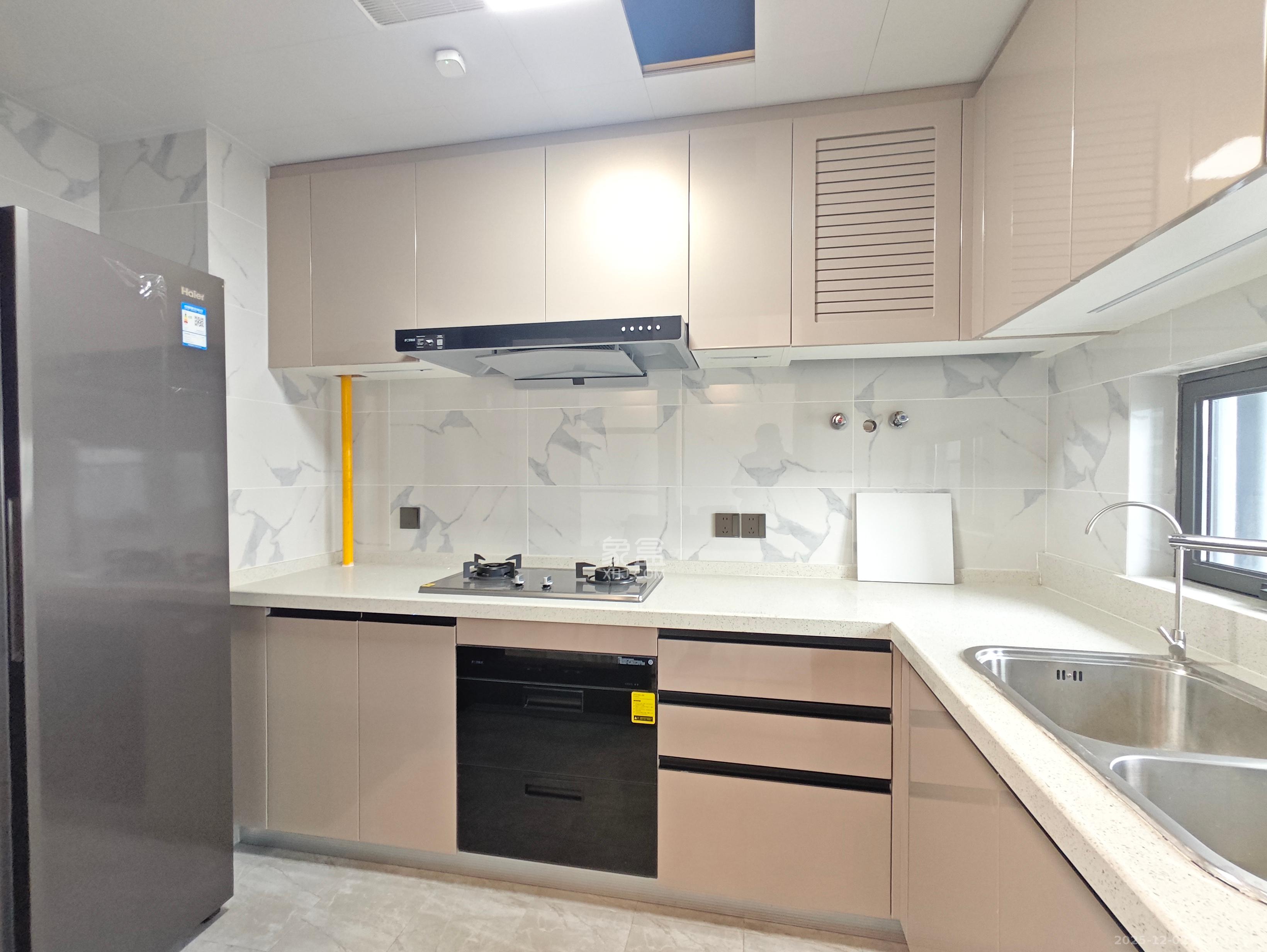 绿地V岛  4室2厅2卫    4200.0元/月室内图