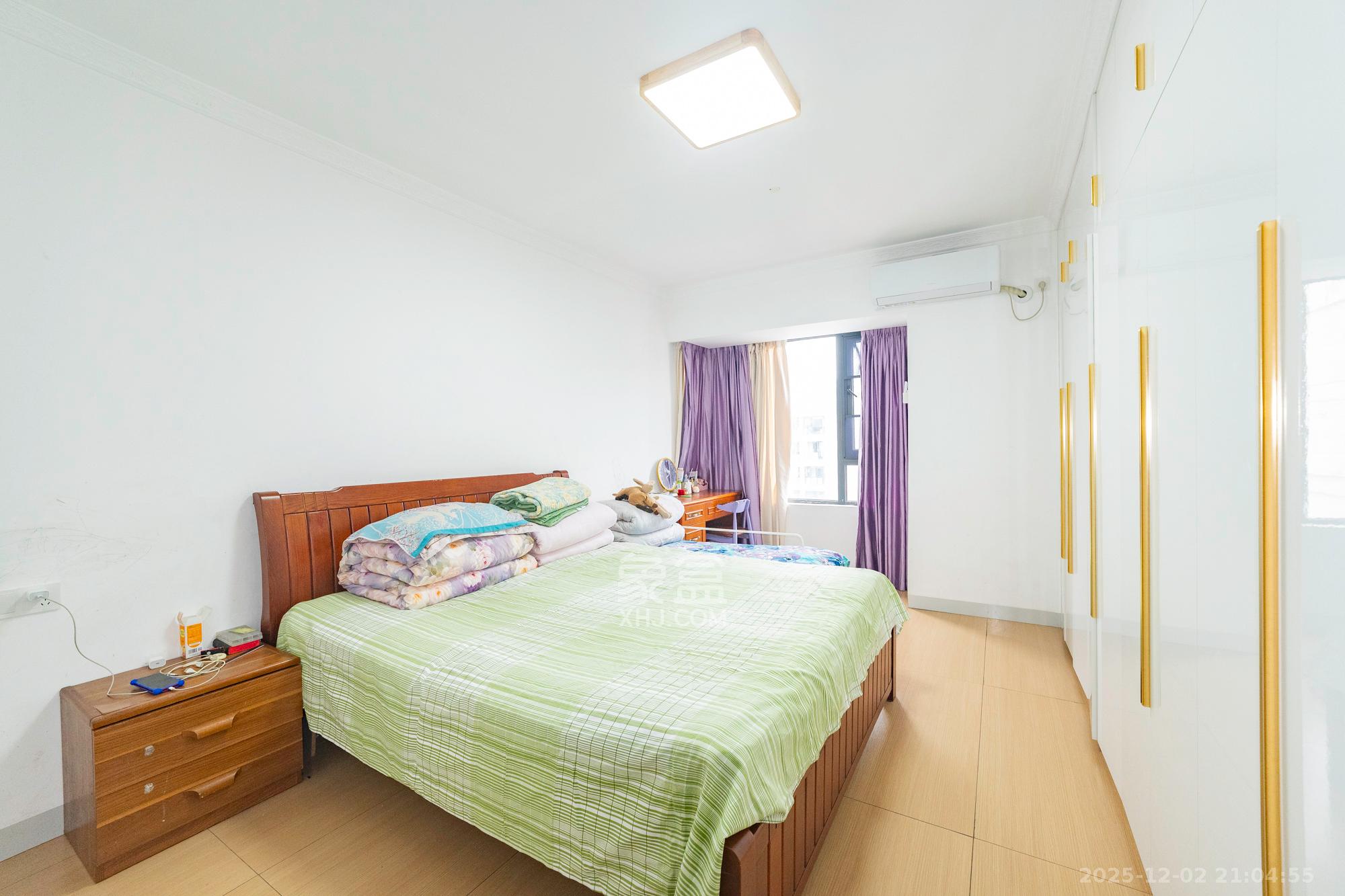 保利金香槟  4室2厅2卫    138.0万卧室