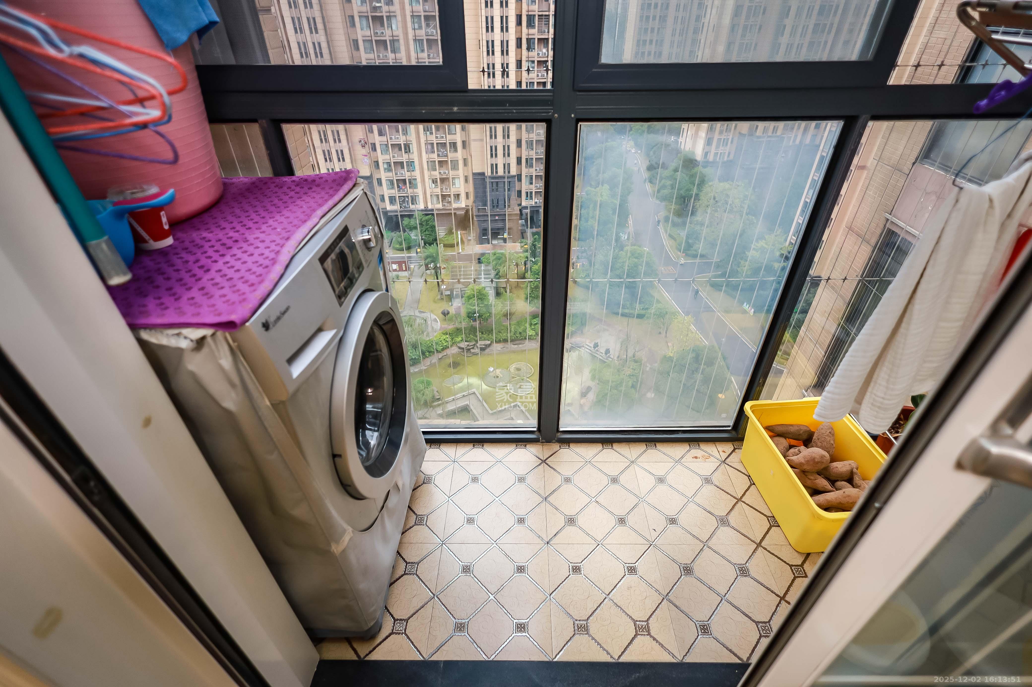 荣盛花语馨苑  3室2厅1卫    65.0万阳台