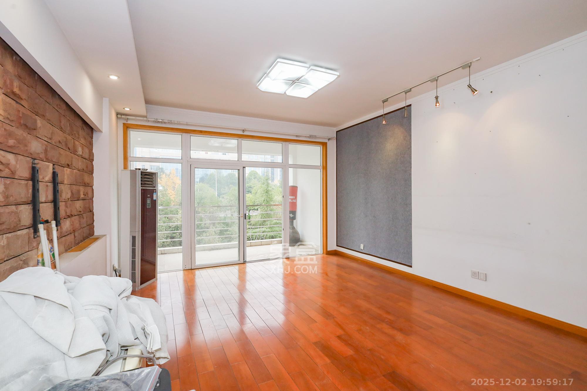 八方小区A区  4室2厅2卫    418.0万客厅