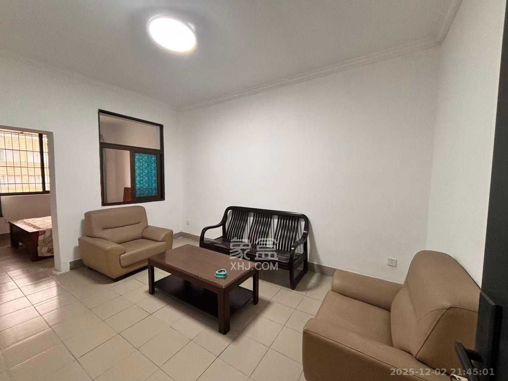 火车站邮政局宿舍  3室2厅1卫    1800.0元/月