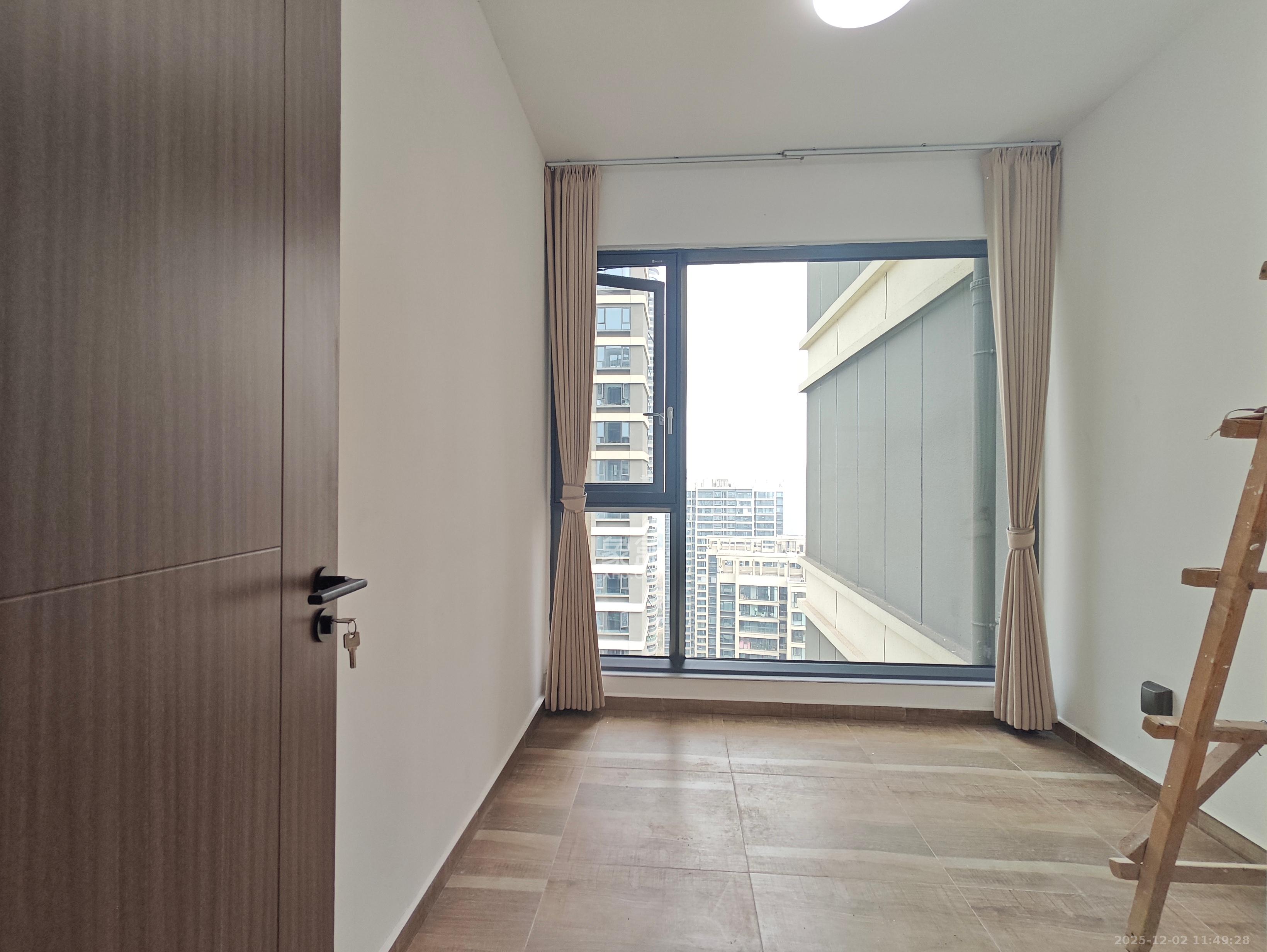 绿地V岛  4室2厅2卫    4200.0元/月室内图