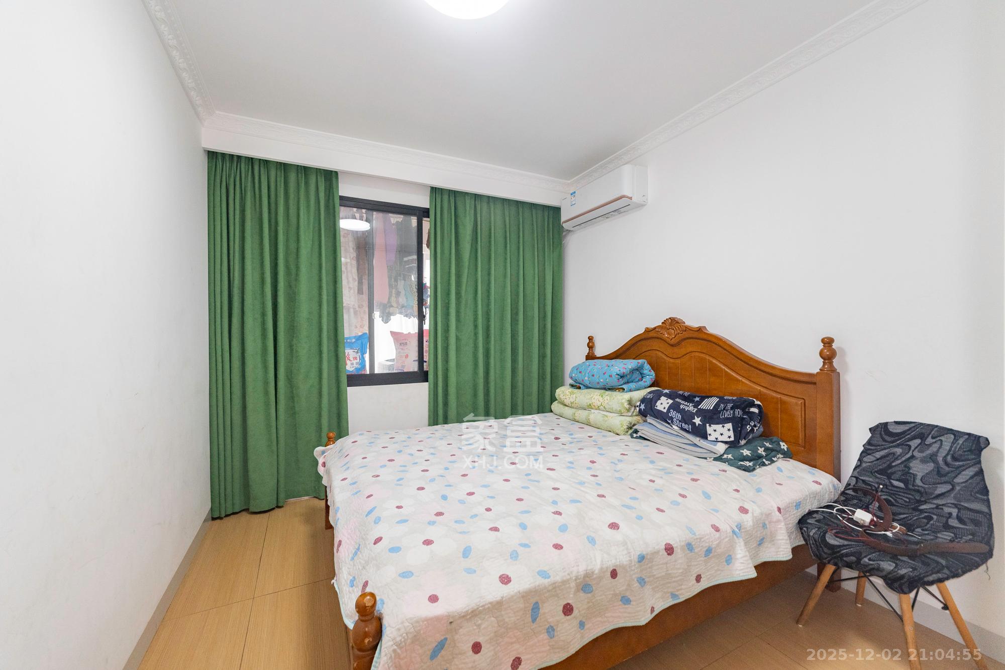 保利金香槟  4室2厅2卫    138.0万卧室