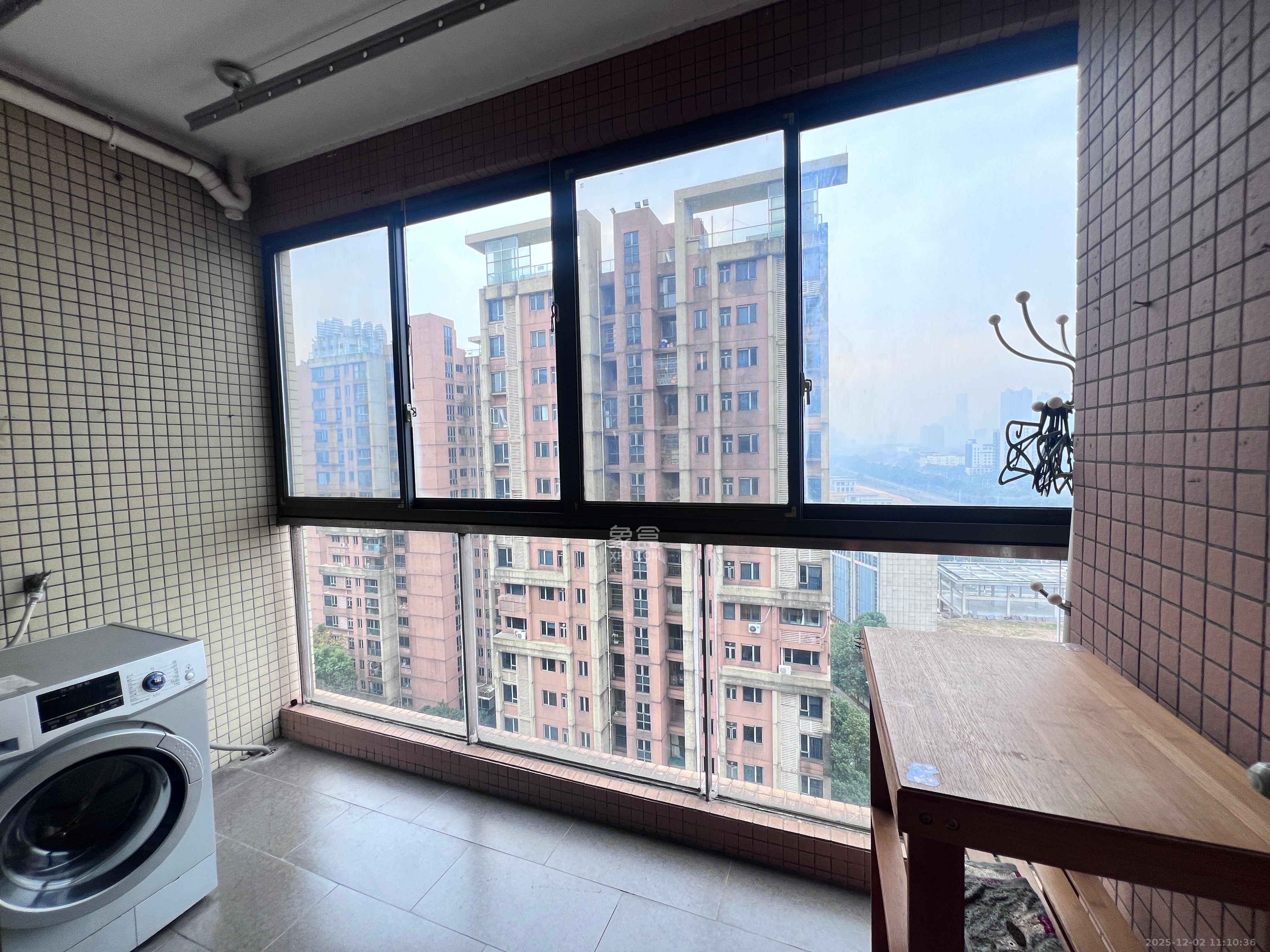 珠江花城三期锦鲤 1室2厅1卫 2100.0元/月 珠江花城三期锦鲤 1室2厅1卫 2100.0元/月室内图