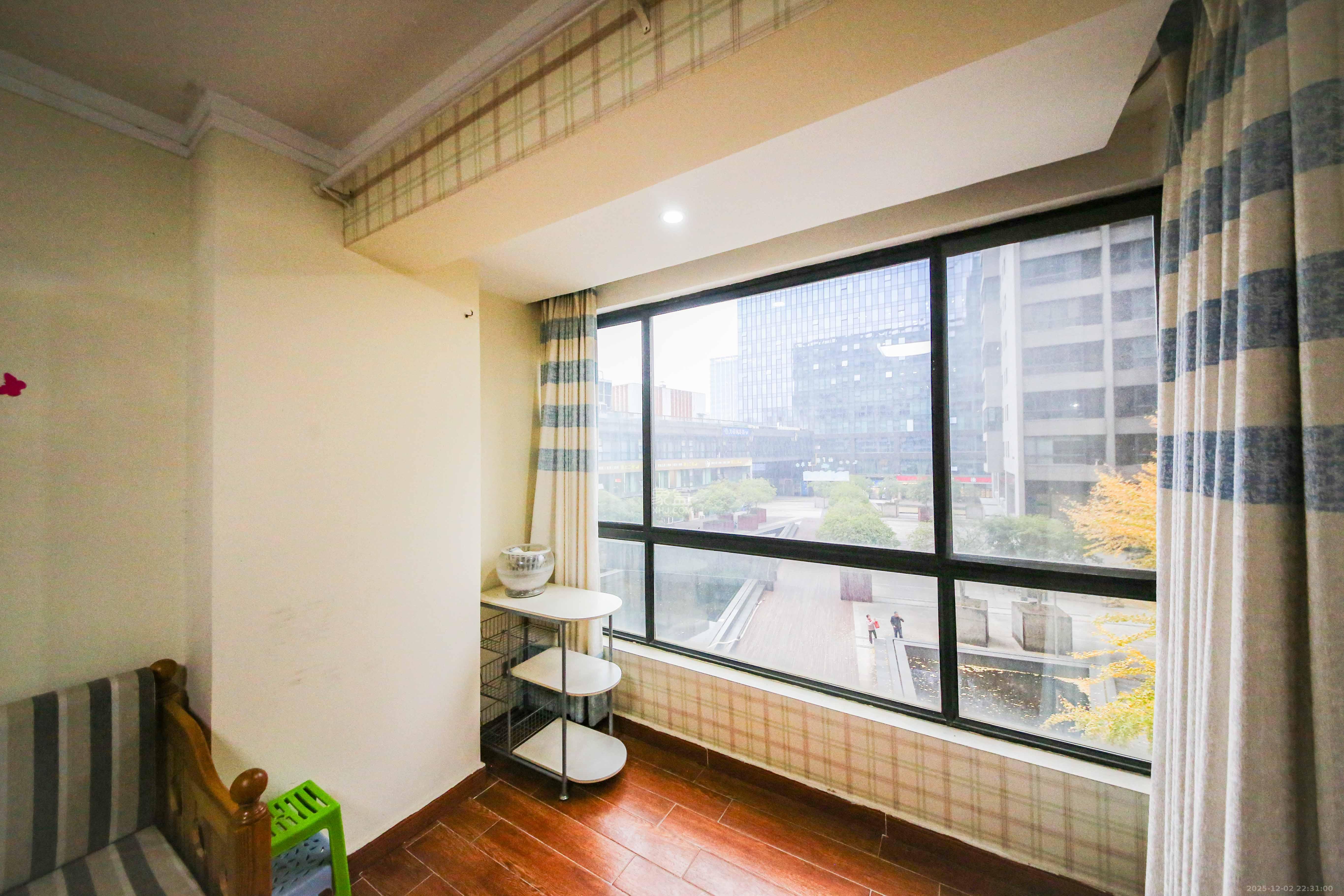 标志商务中心  1室1厅1卫    30.0万阳台