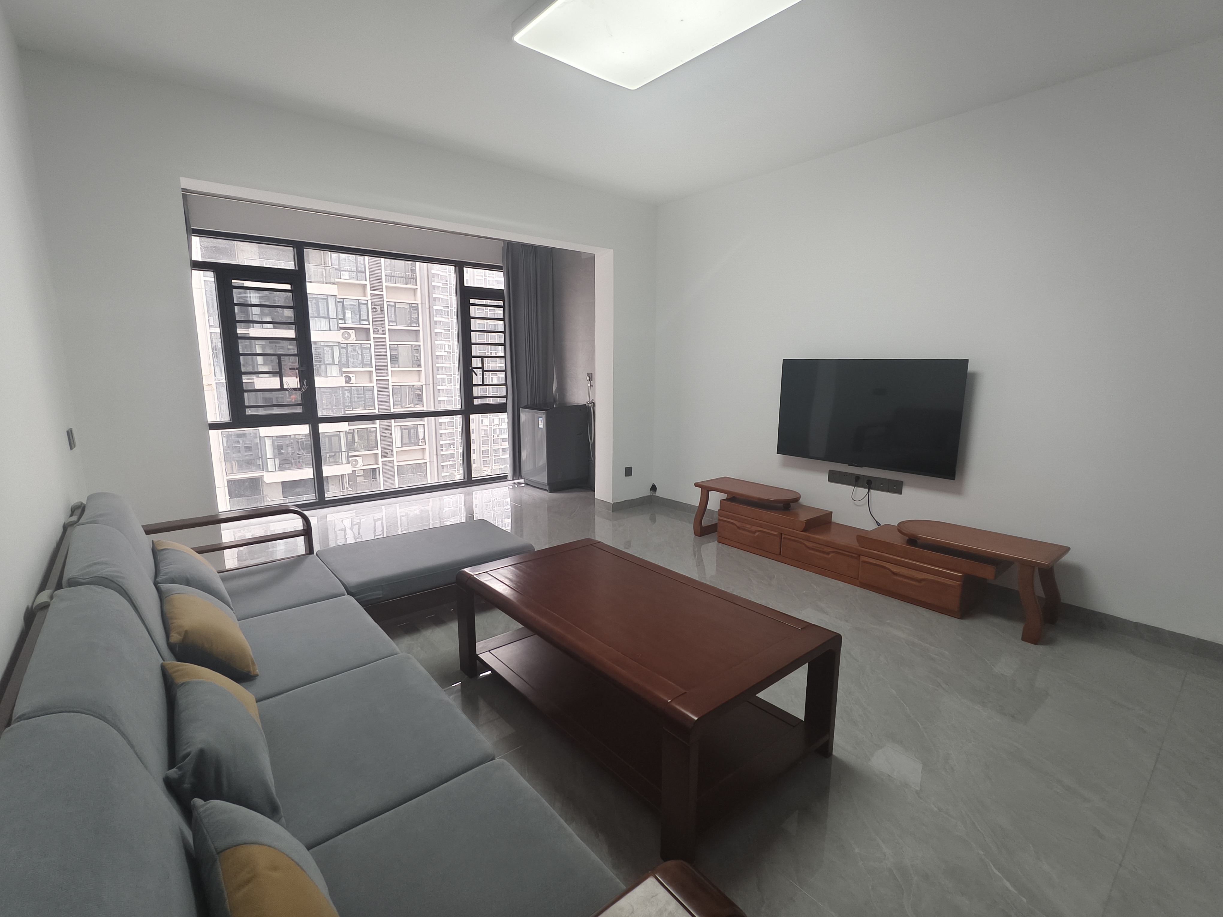 互助小区电梯房  3室1厅2卫    2000.0元/月