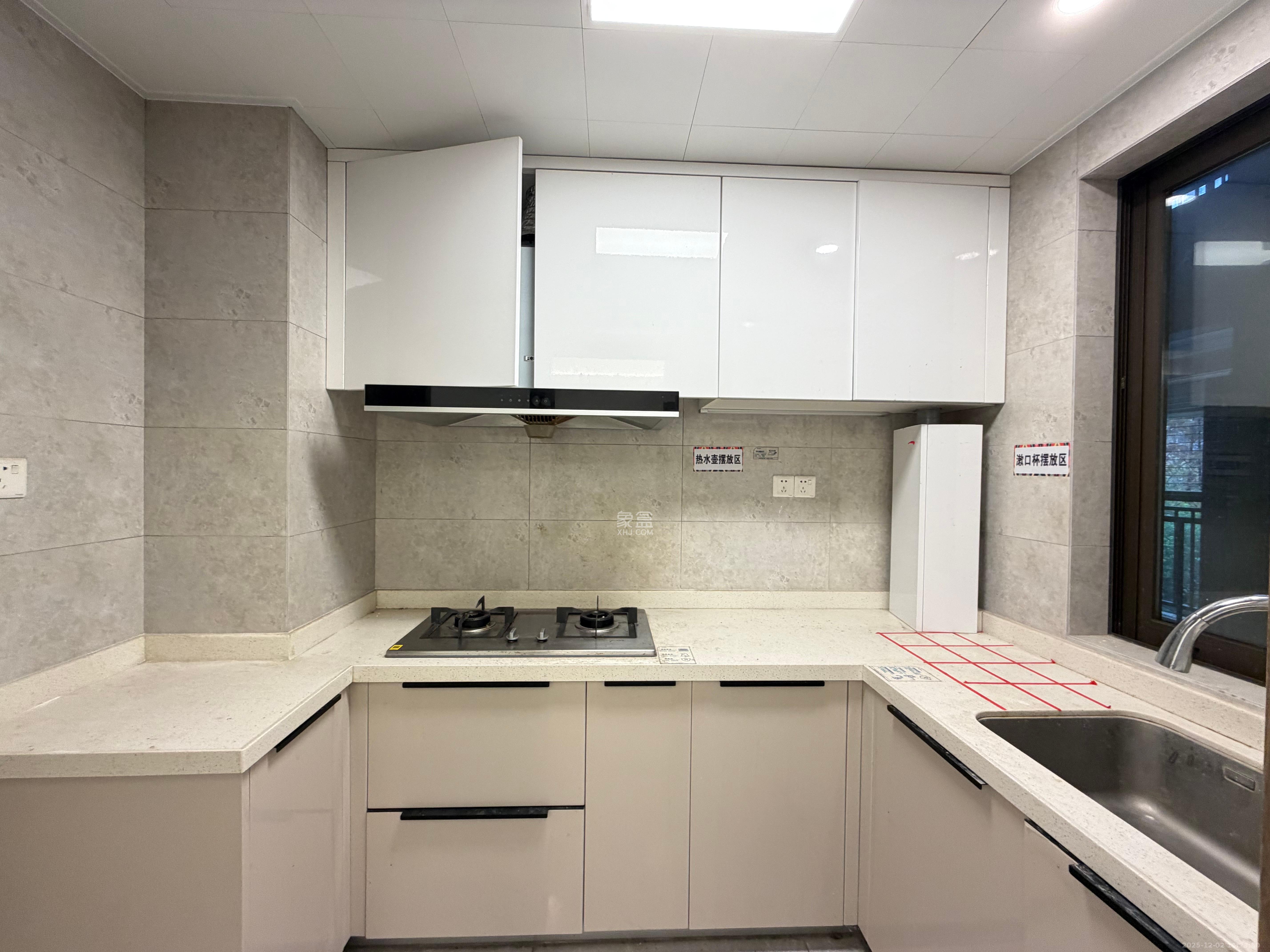 龙湖铂金中心(龙湖春江郦城) 3室2厅2卫 3500.0元/月 龙湖铂金中心(龙湖春江郦城) 3室2厅2卫 3500.0元/月室内图