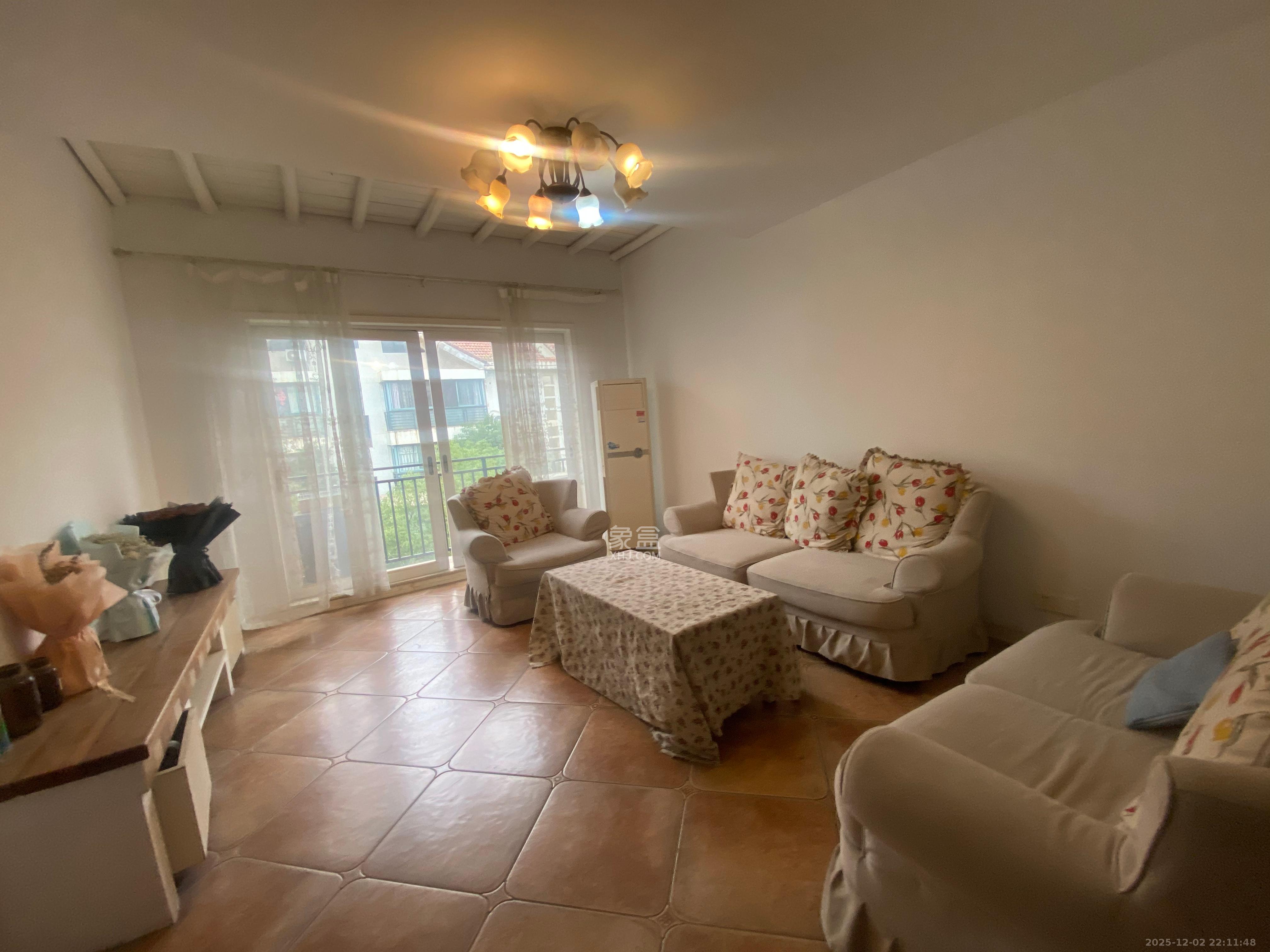 东方新城  5室2厅4卫    3500.0元/月