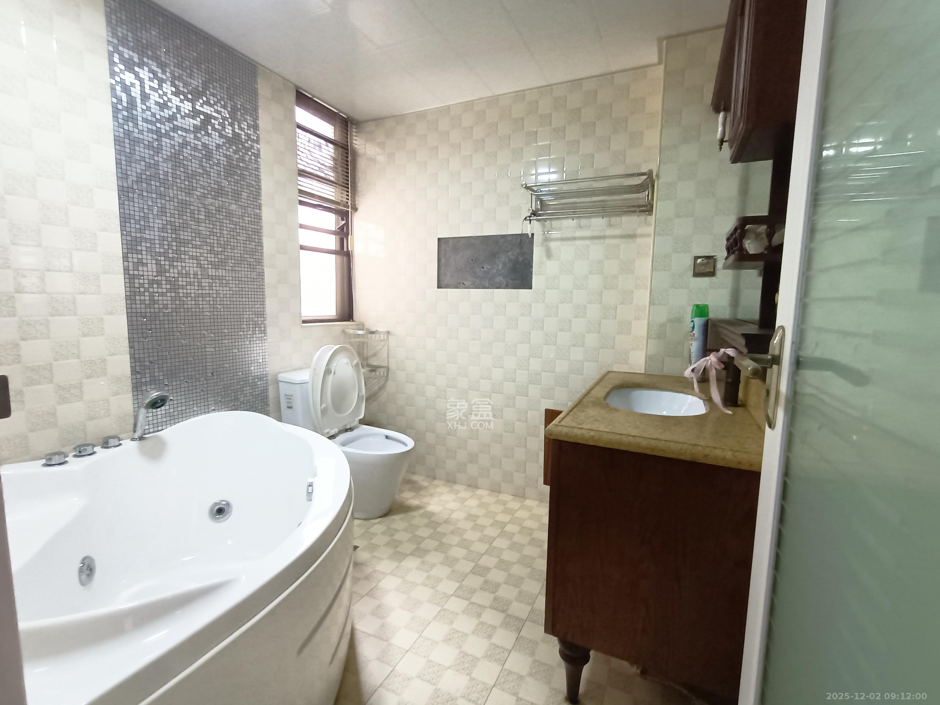 旭辉华庭 3室2厅2卫 2400.0元/月 旭辉华庭 3室2厅2卫 2400.0元/月室内图