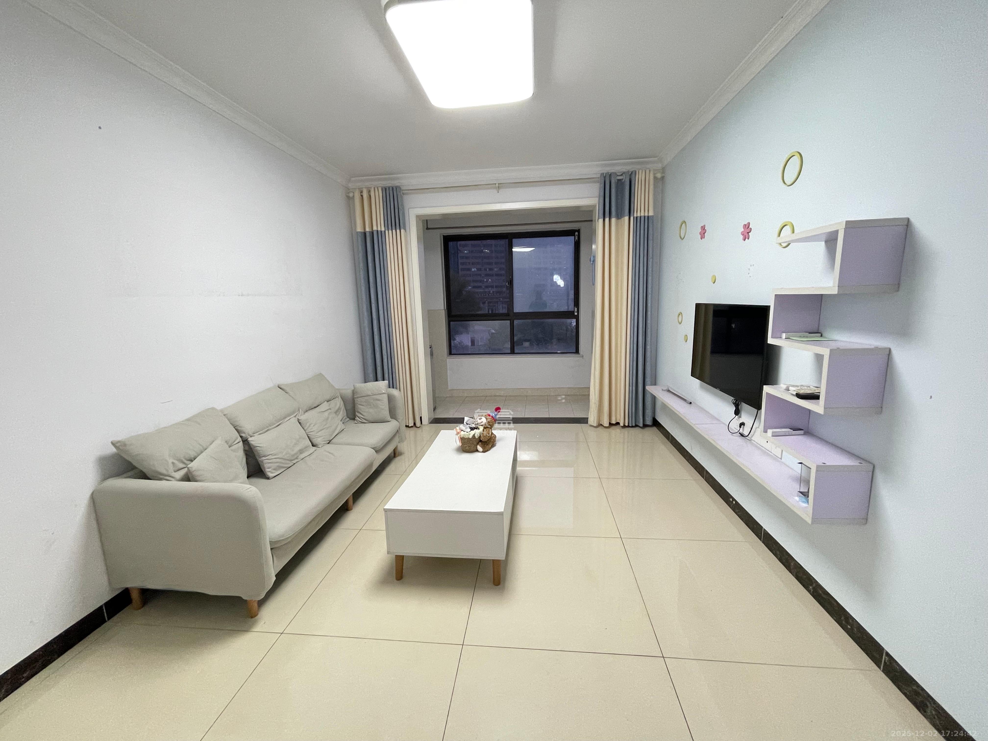 金地格林公馆  1室2厅1卫    2400.0元/月